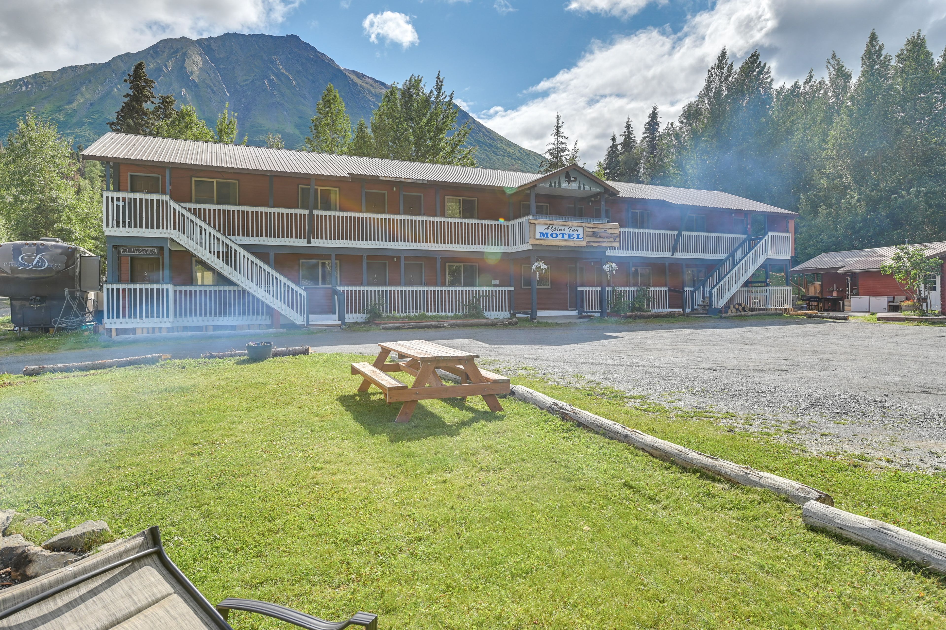 Alpine Inn Motel | Shared Outdoor Space