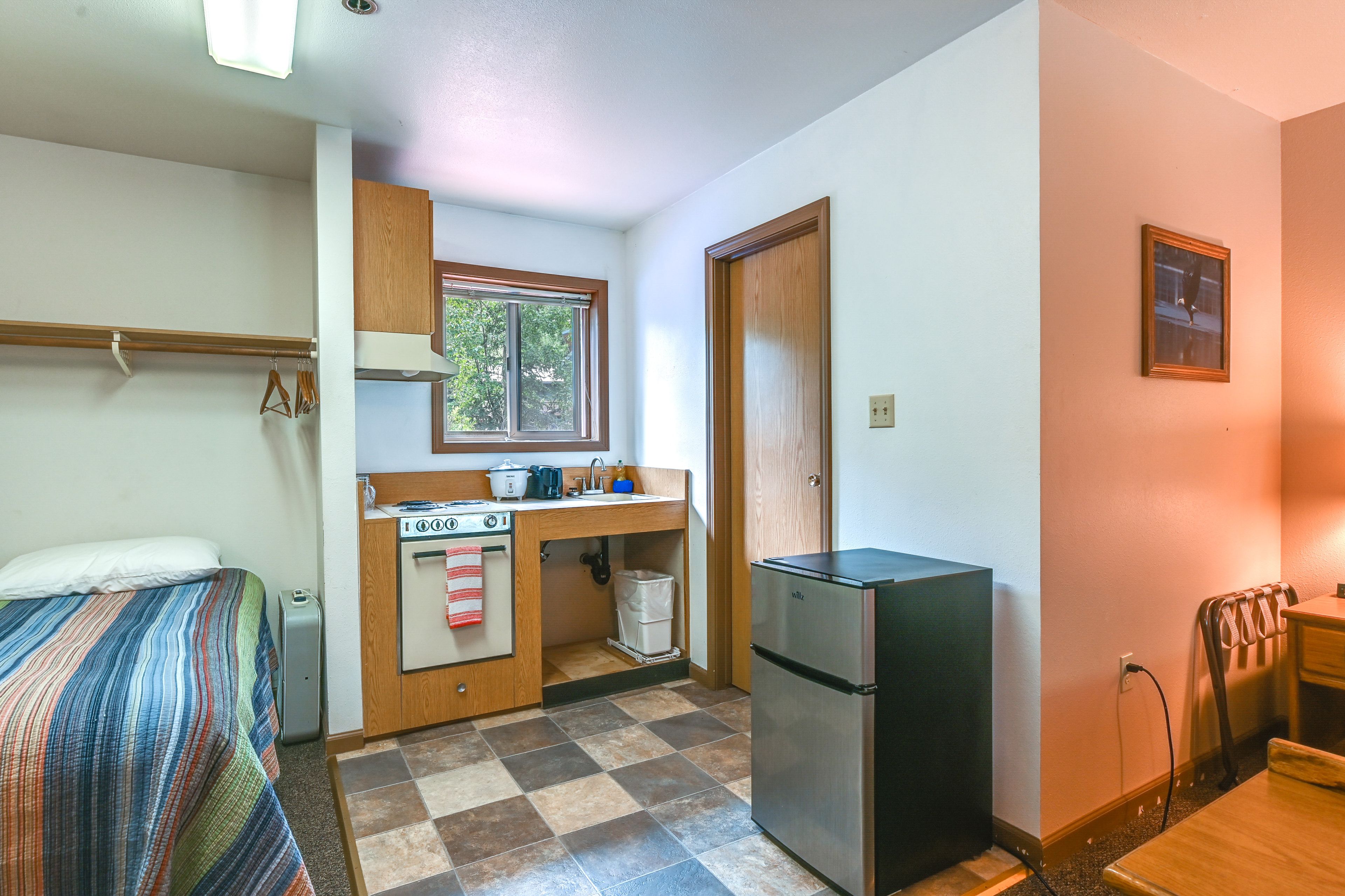 Studio | Kitchenette | Slow Cooker