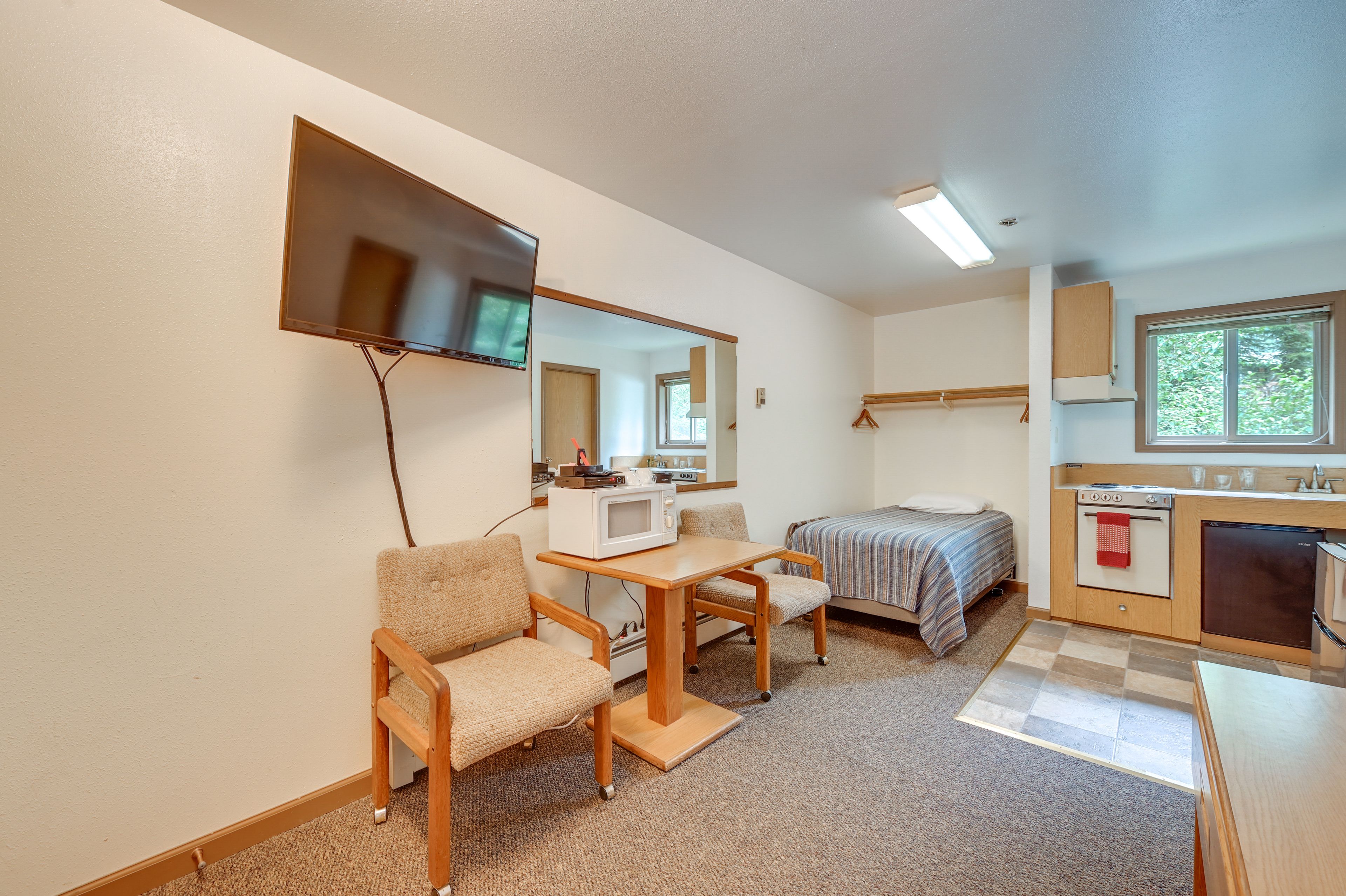 Dining Area | Smart TV