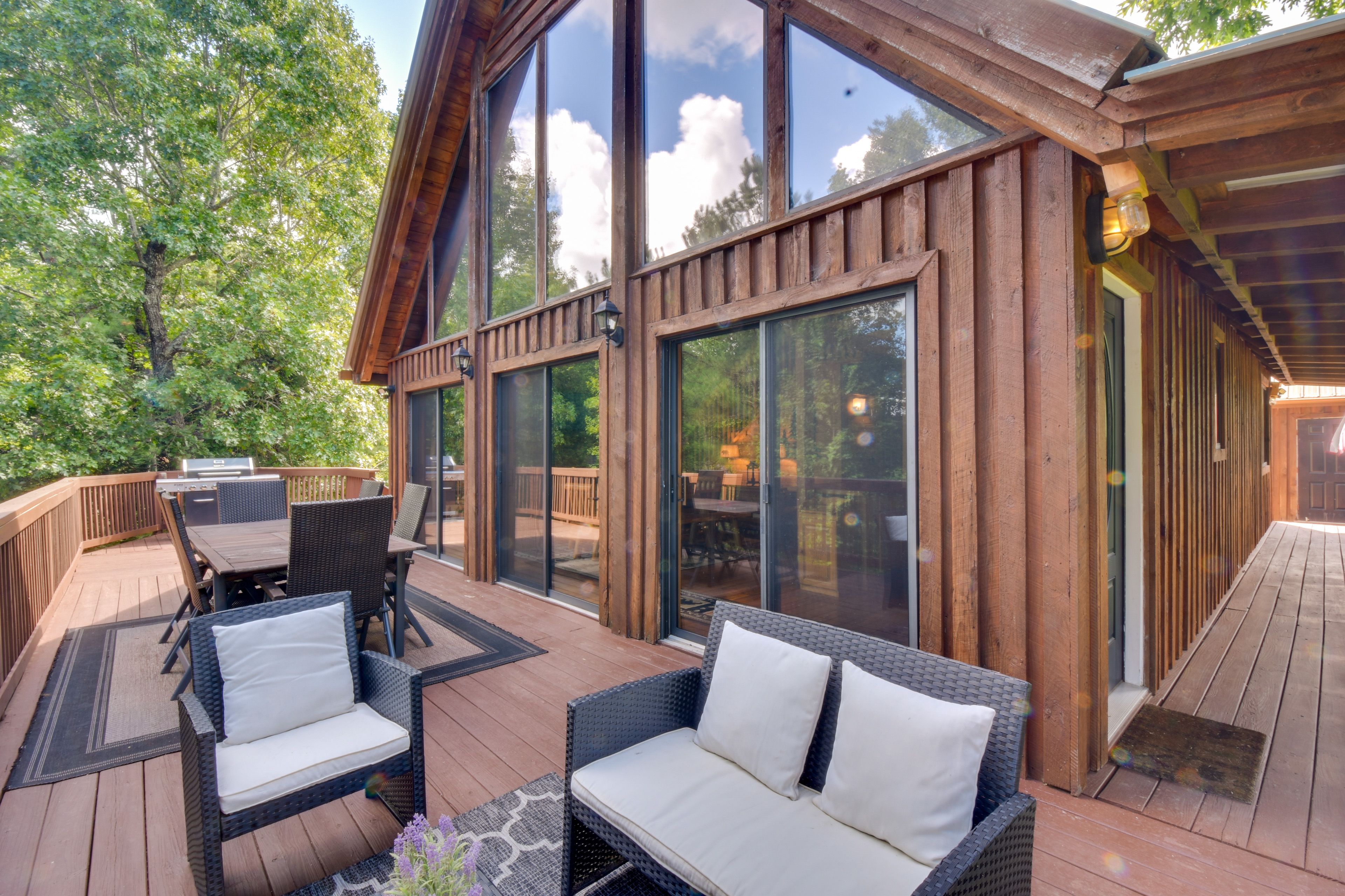 Deck | Outdoor Seating | Dining Area | Gas Grill
