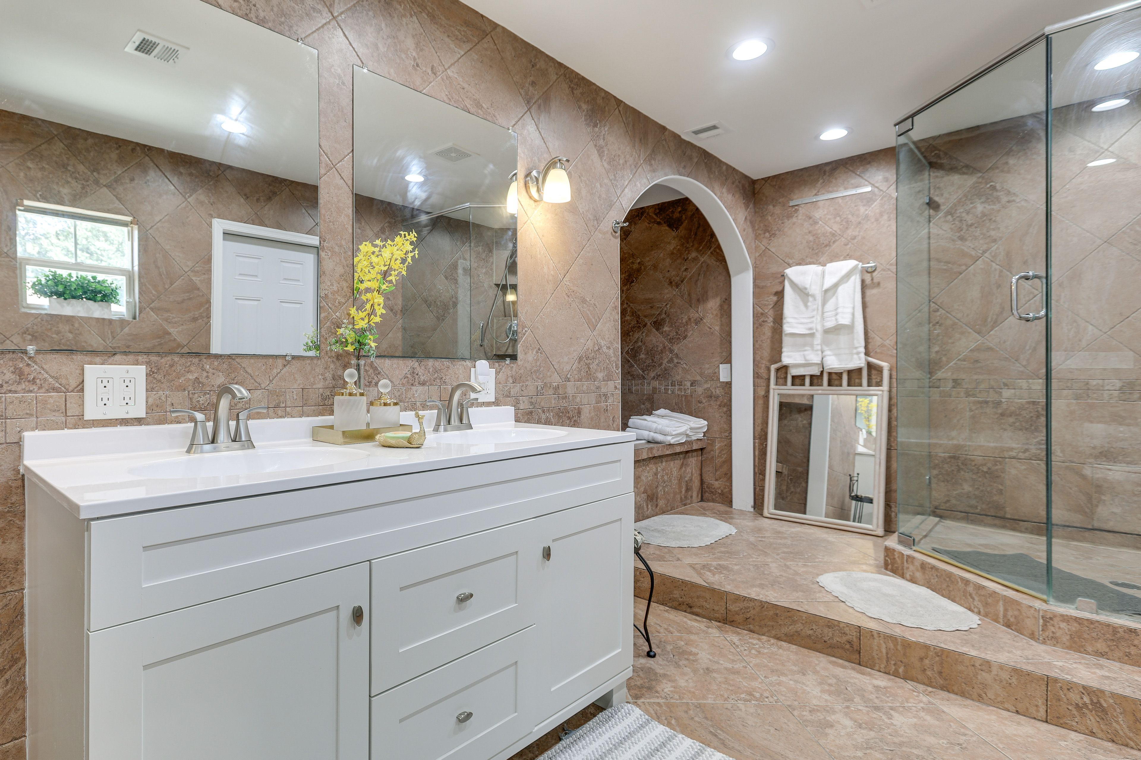 Full Bathroom | Towels Provided