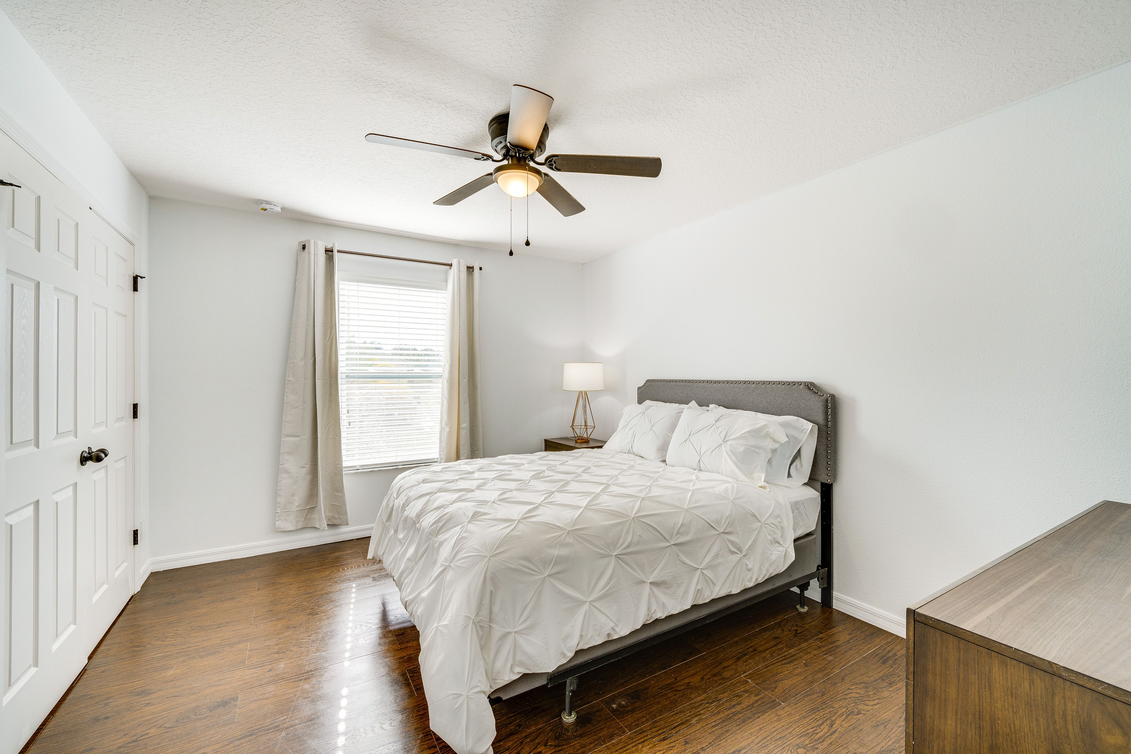 Bedroom 4 | Queen Bed