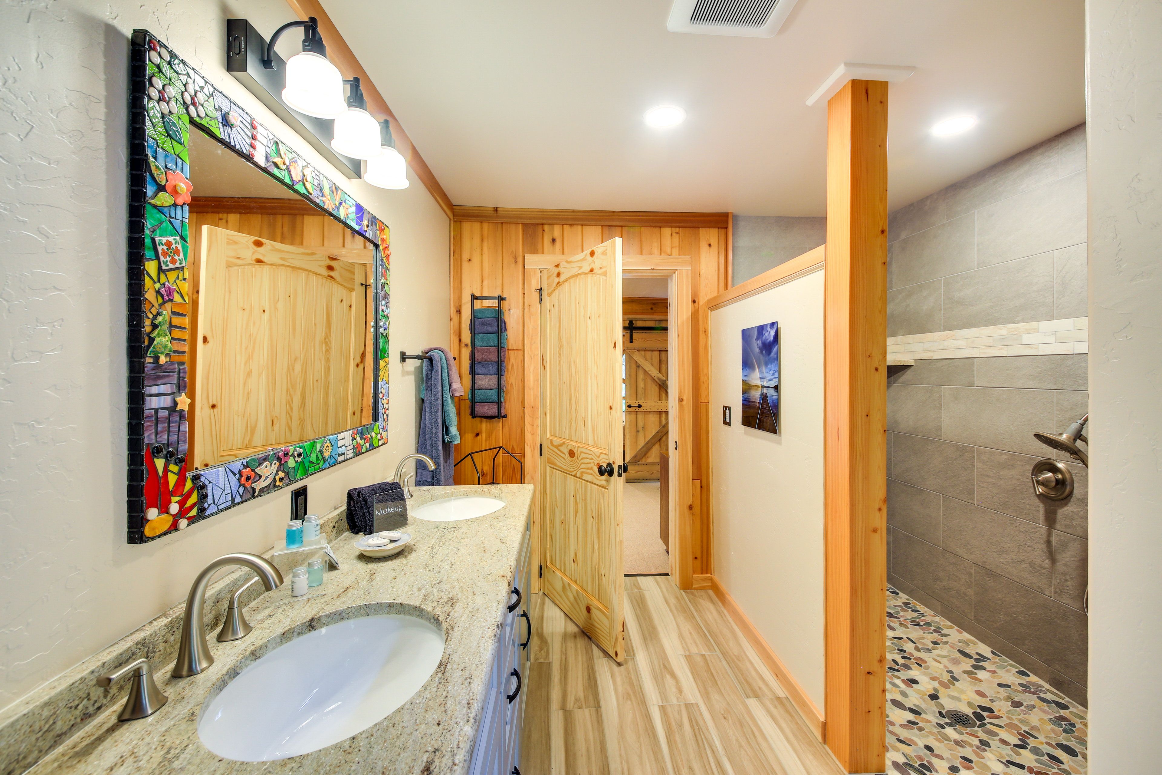 Full Bathroom | Towels Provided | Complimentary Toiletries