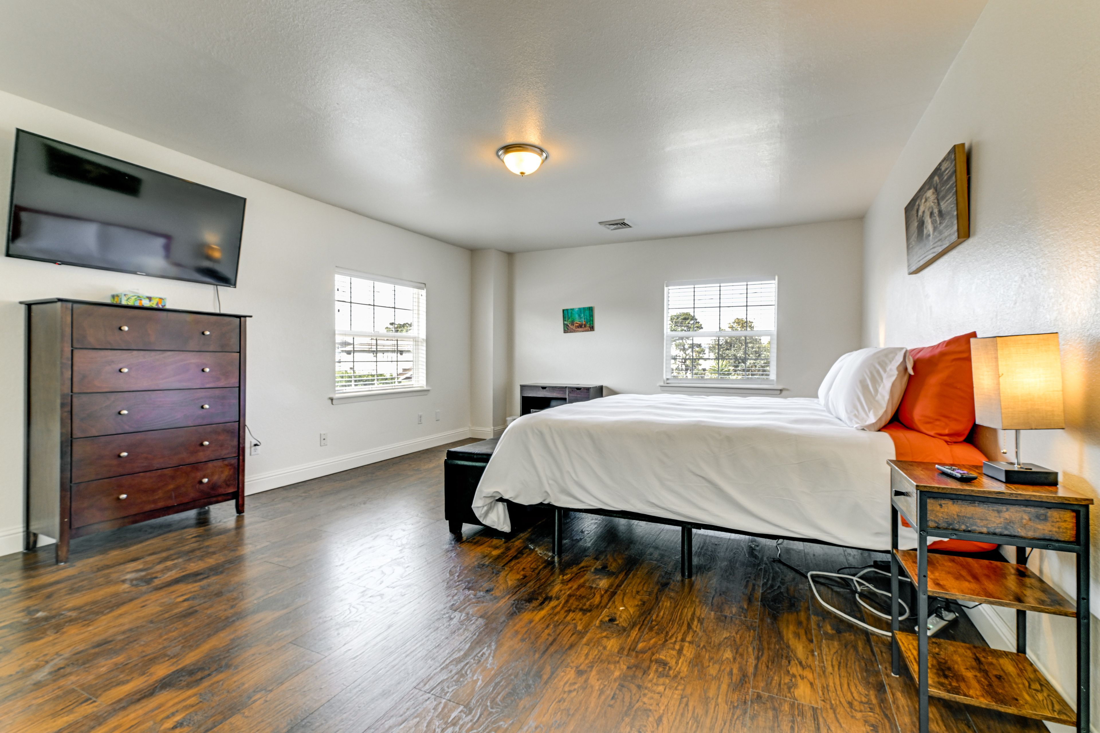 Bedroom 1 | King Bed | En-Suite Bathroom | Smart TV | 2nd Floor