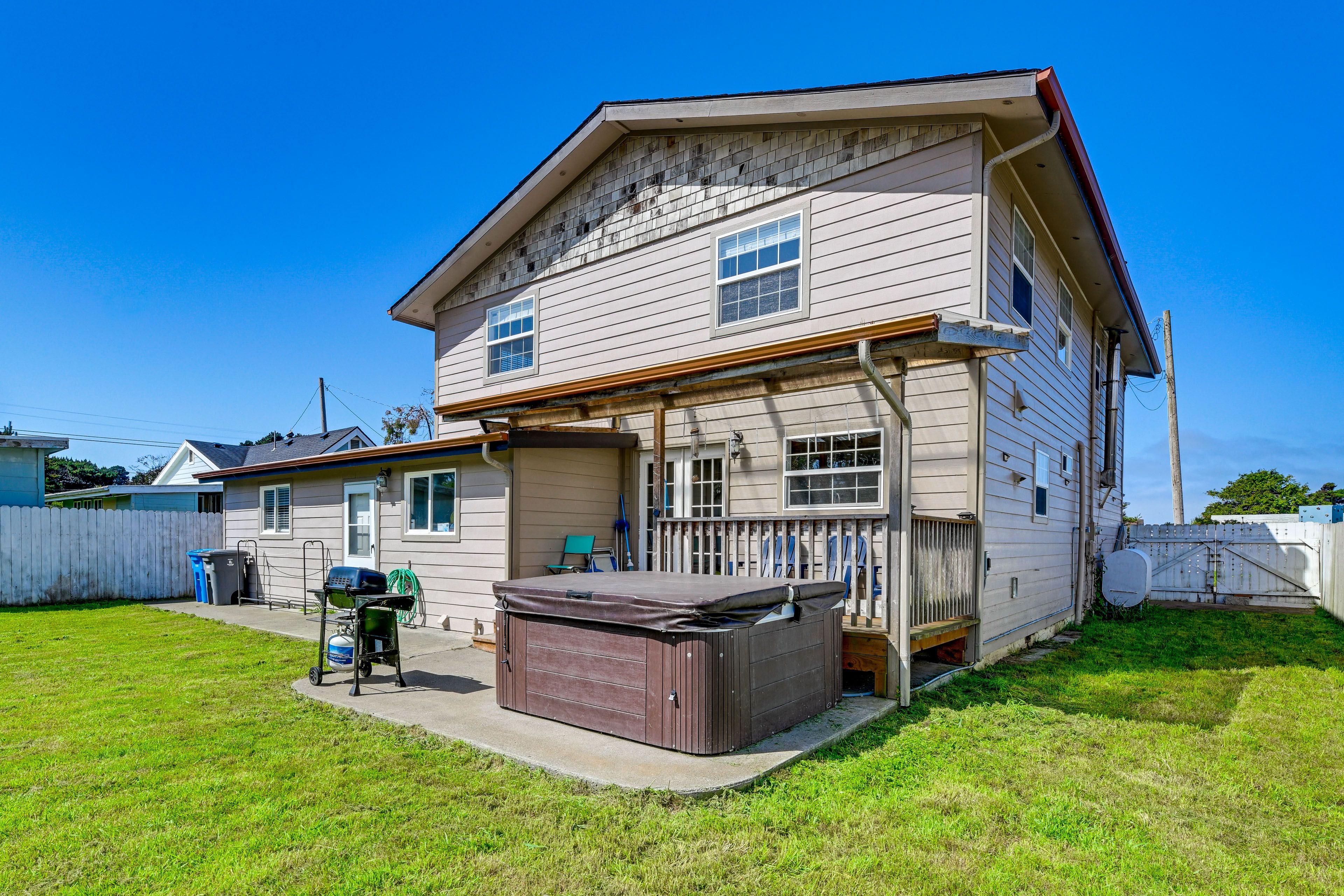 Crescent City Vacation Rental | 5BR | 3BA | 2,600 Sq Ft | 2 Steps to Enter