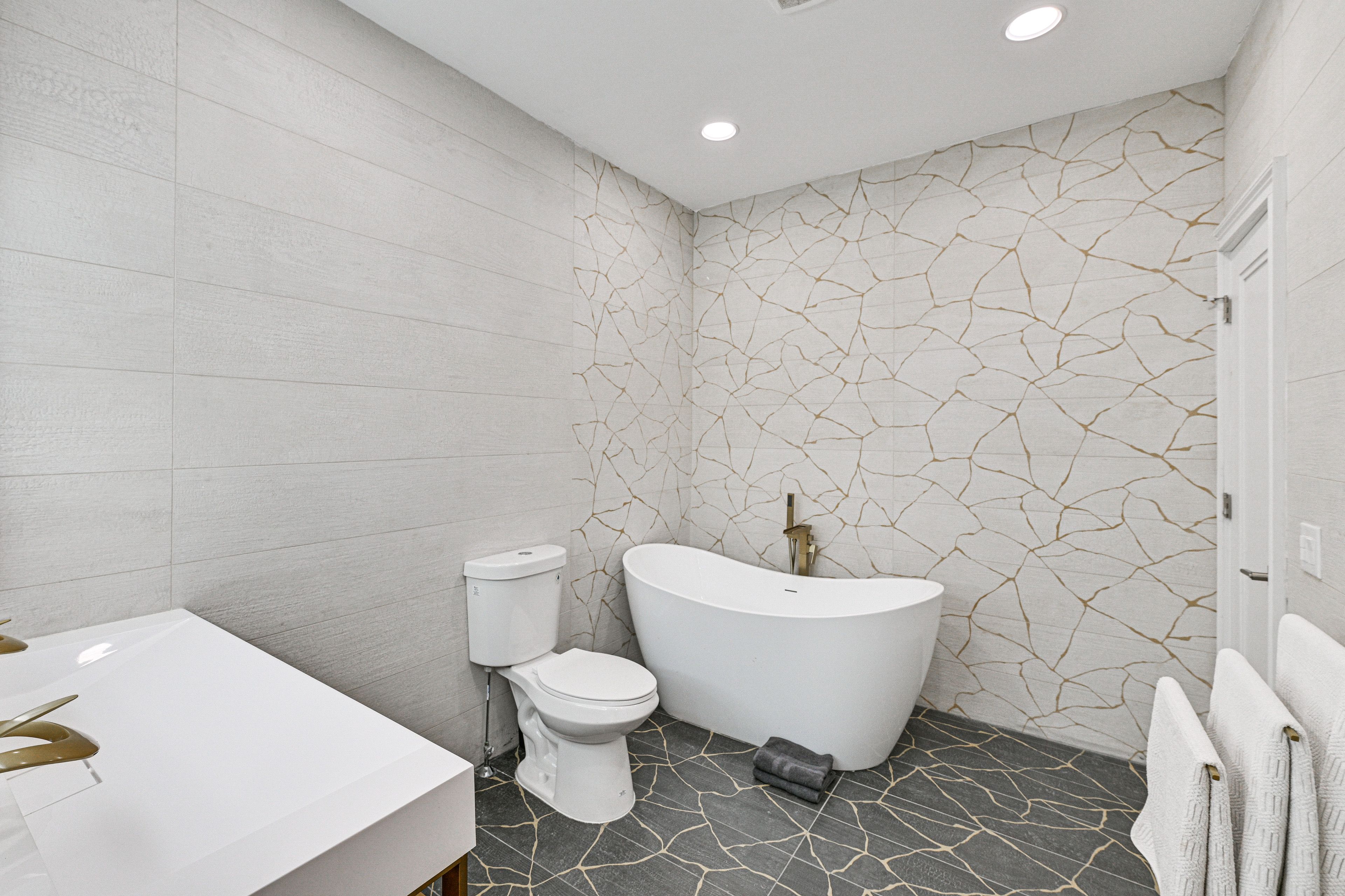 Bathroom | 2nd Floor