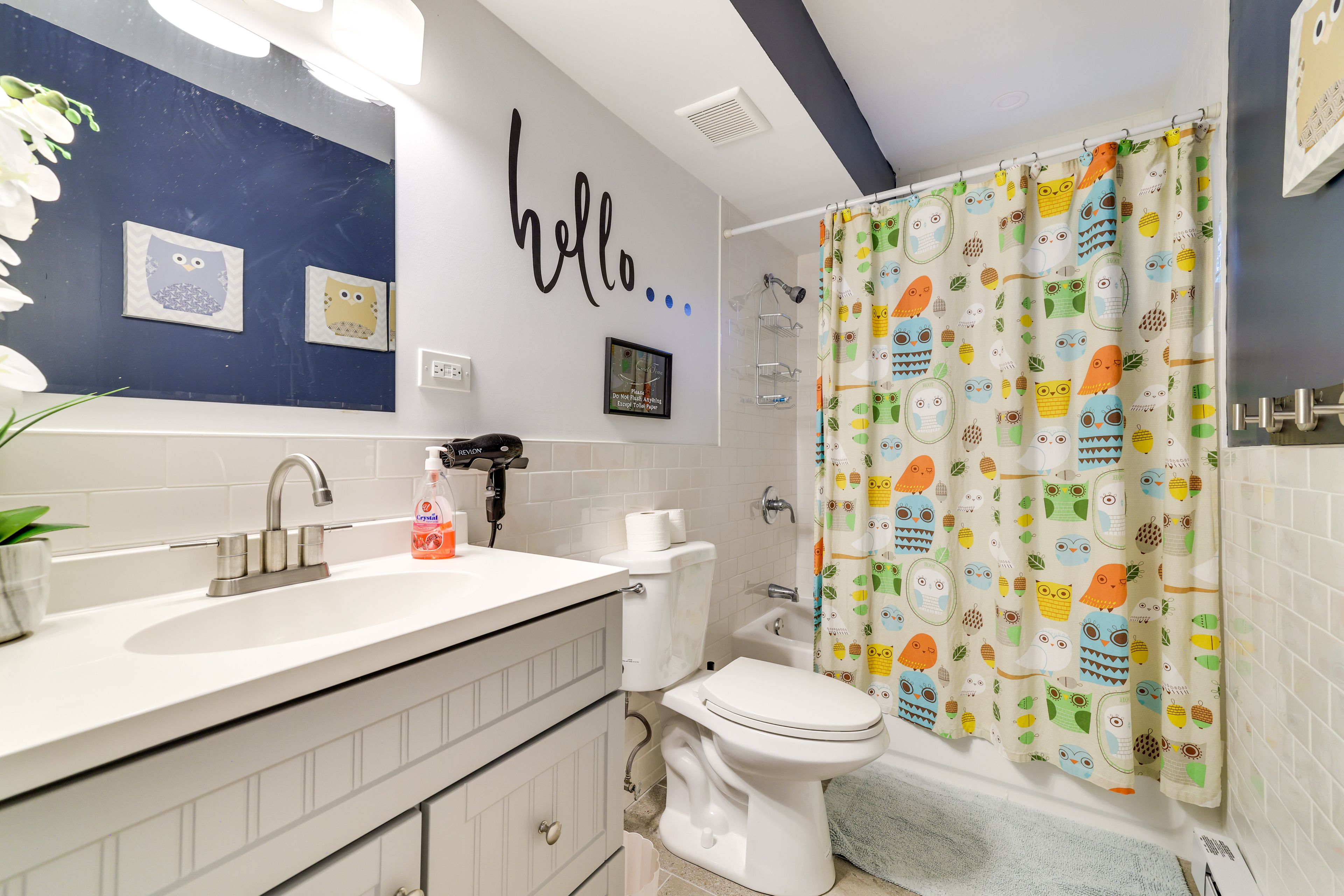 Full Bathroom | 1st Floor | Hair Dryer | Towels Provided