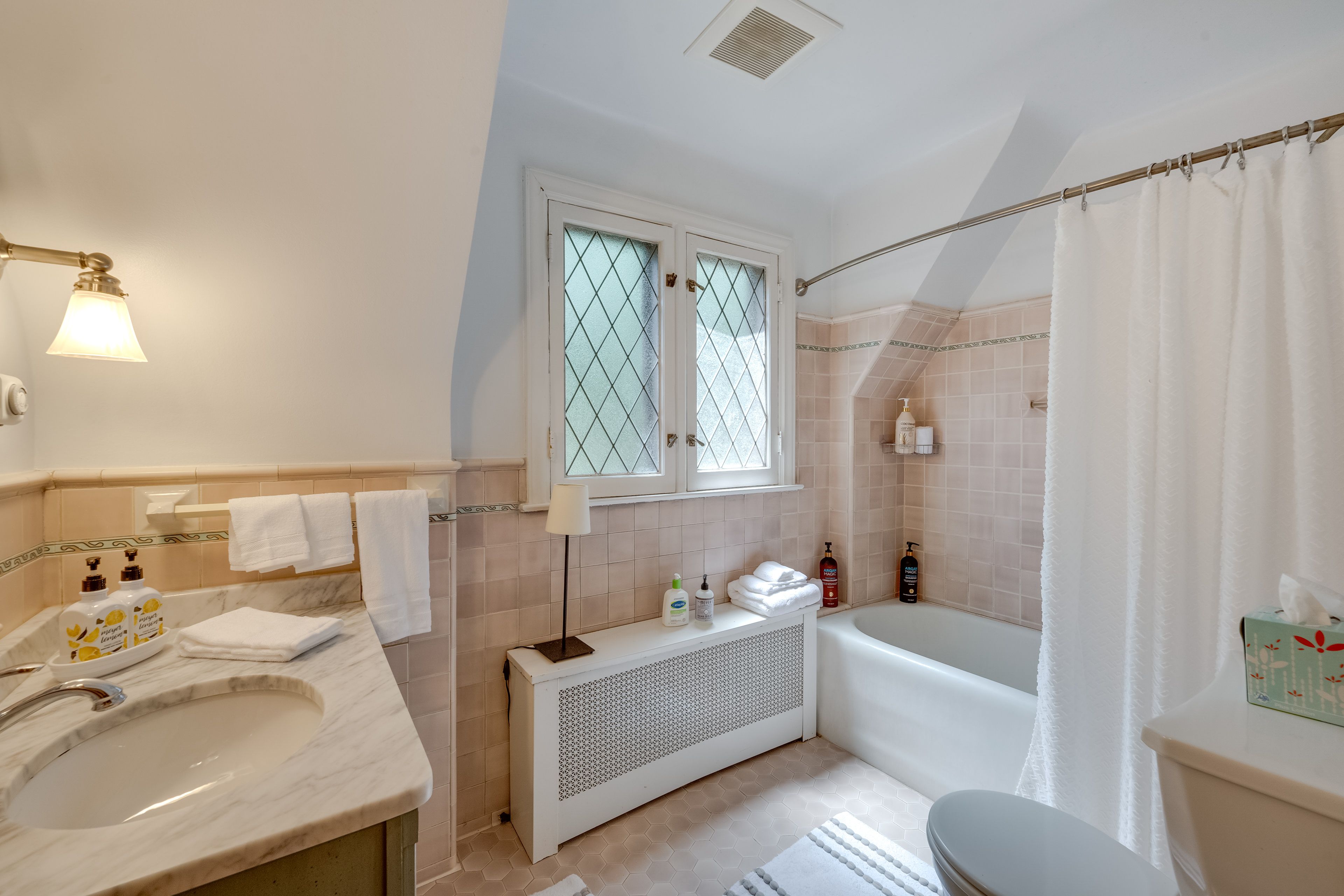 Full Bathroom | Towels Provided | Complimentary Toiletries