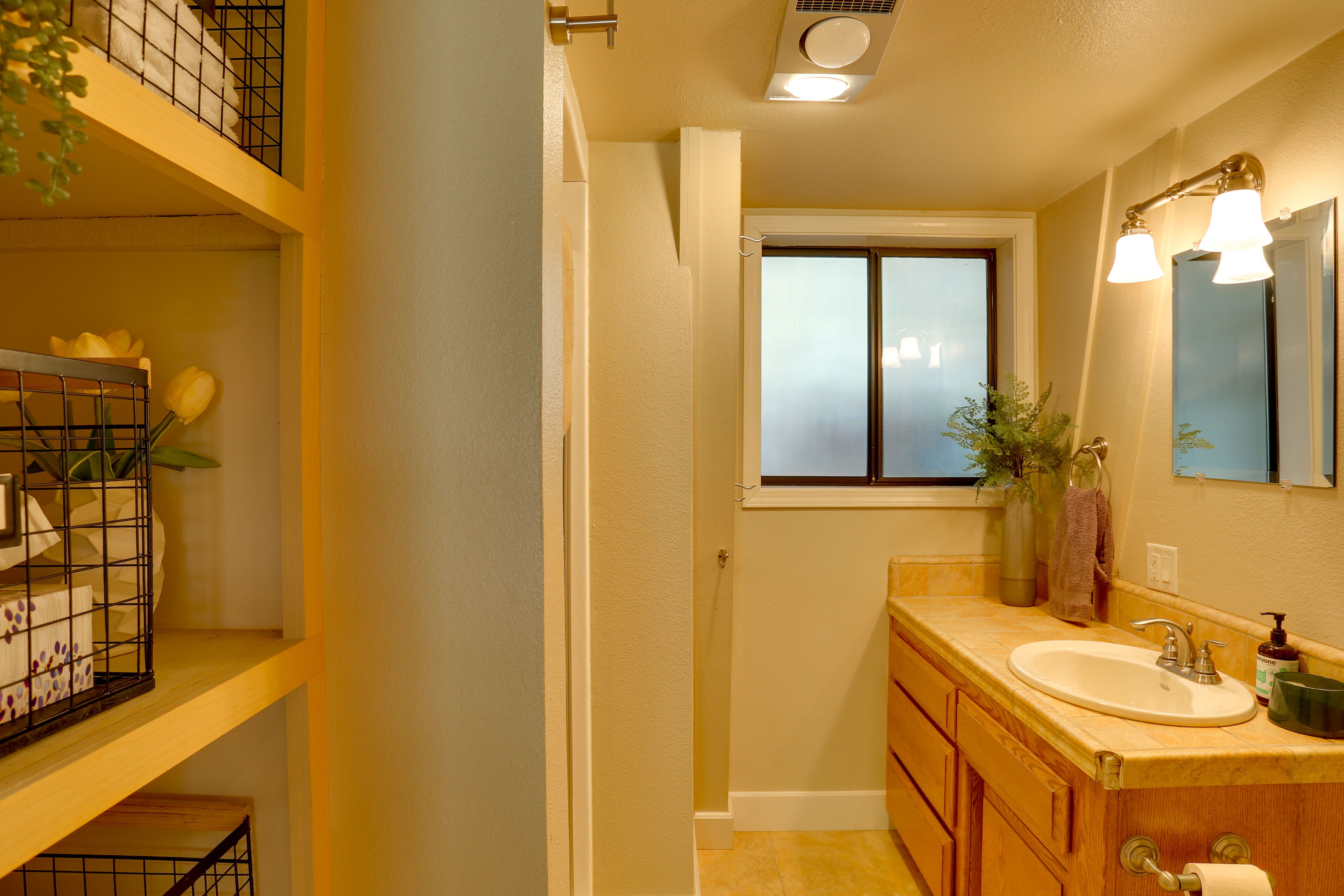 Full Bathroom | 1st Floor | Complimentary Toiletries