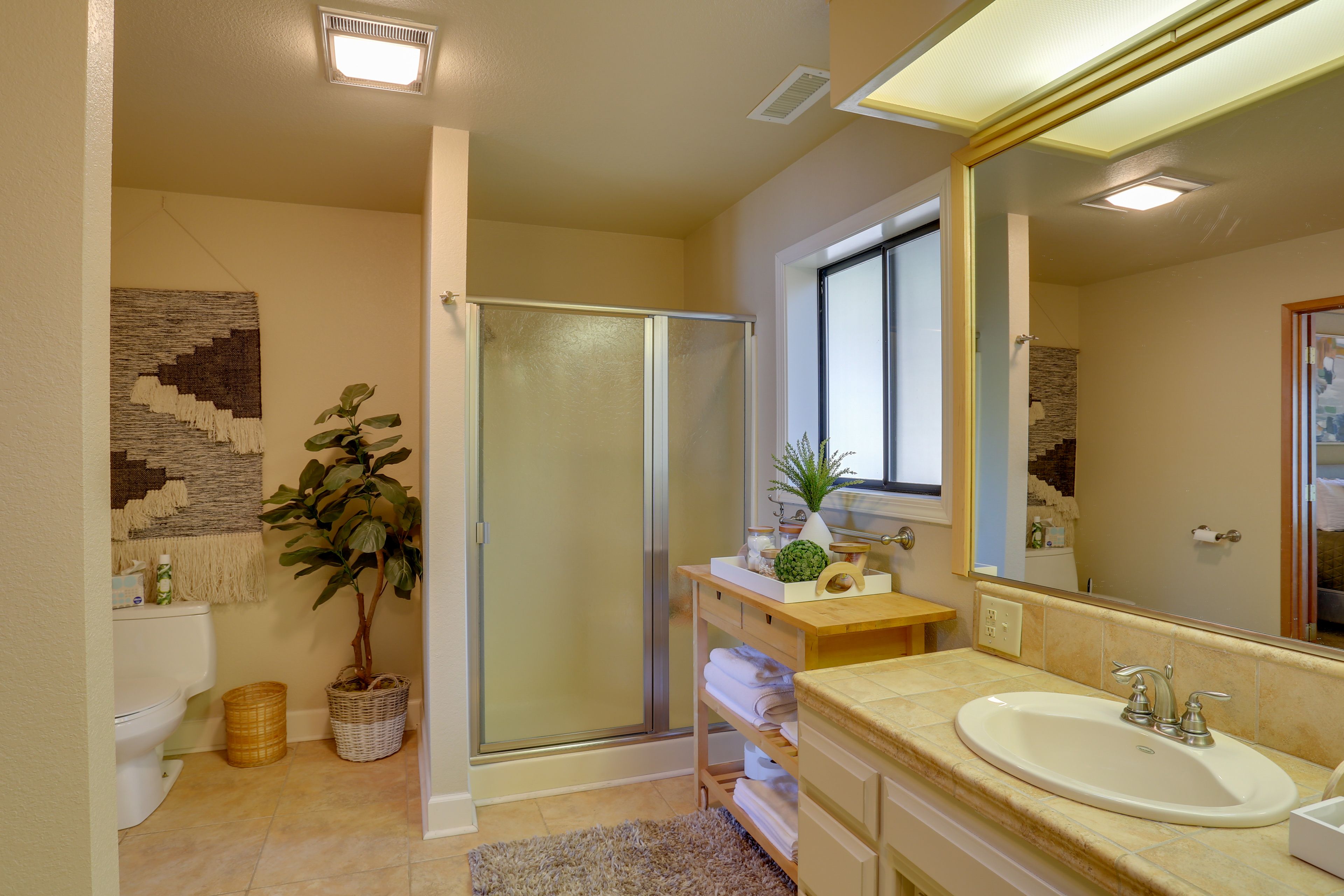 Full Bathroom | 2nd Floor | Towels Provided