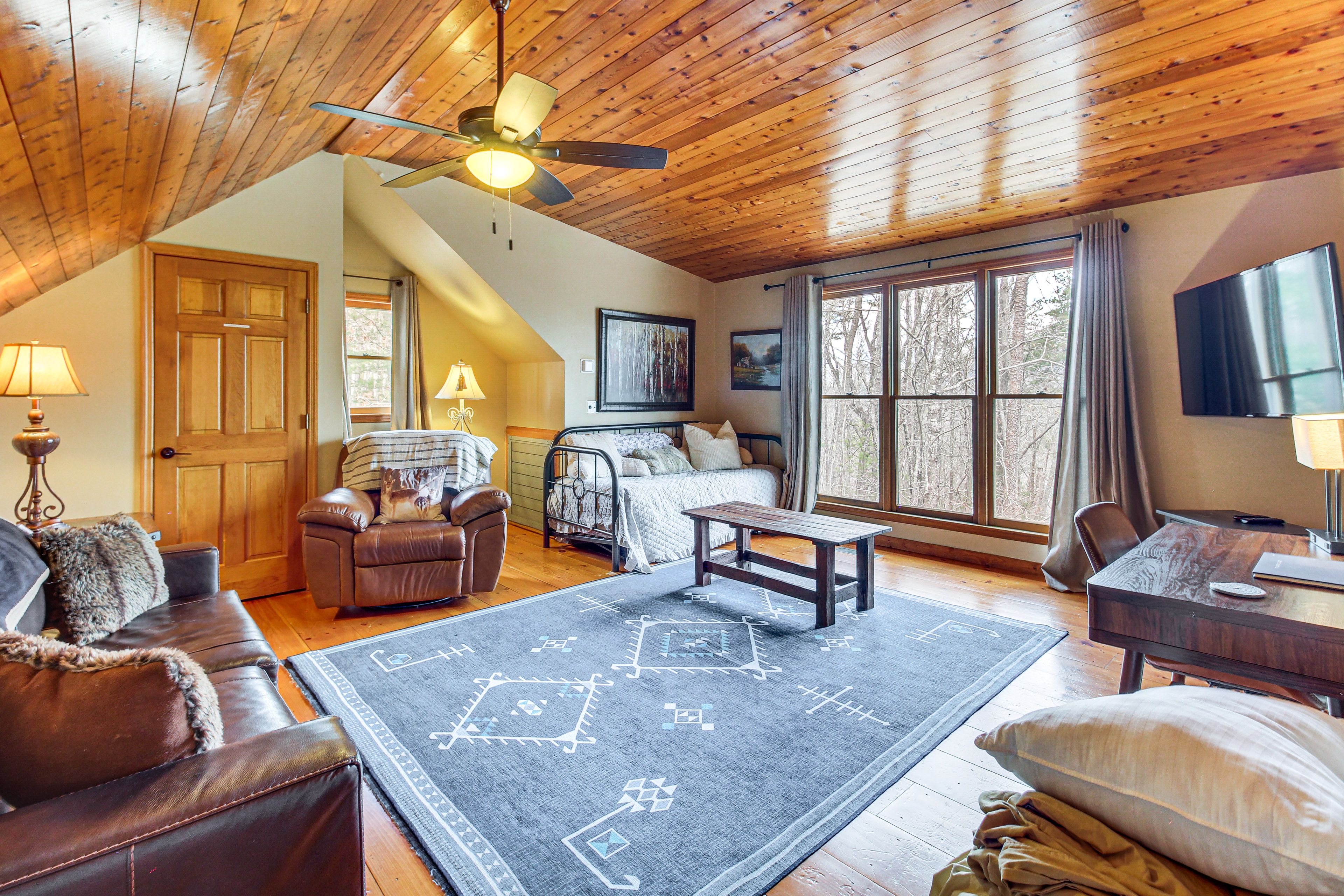 Loft Level | Smart TV | Full Daybed