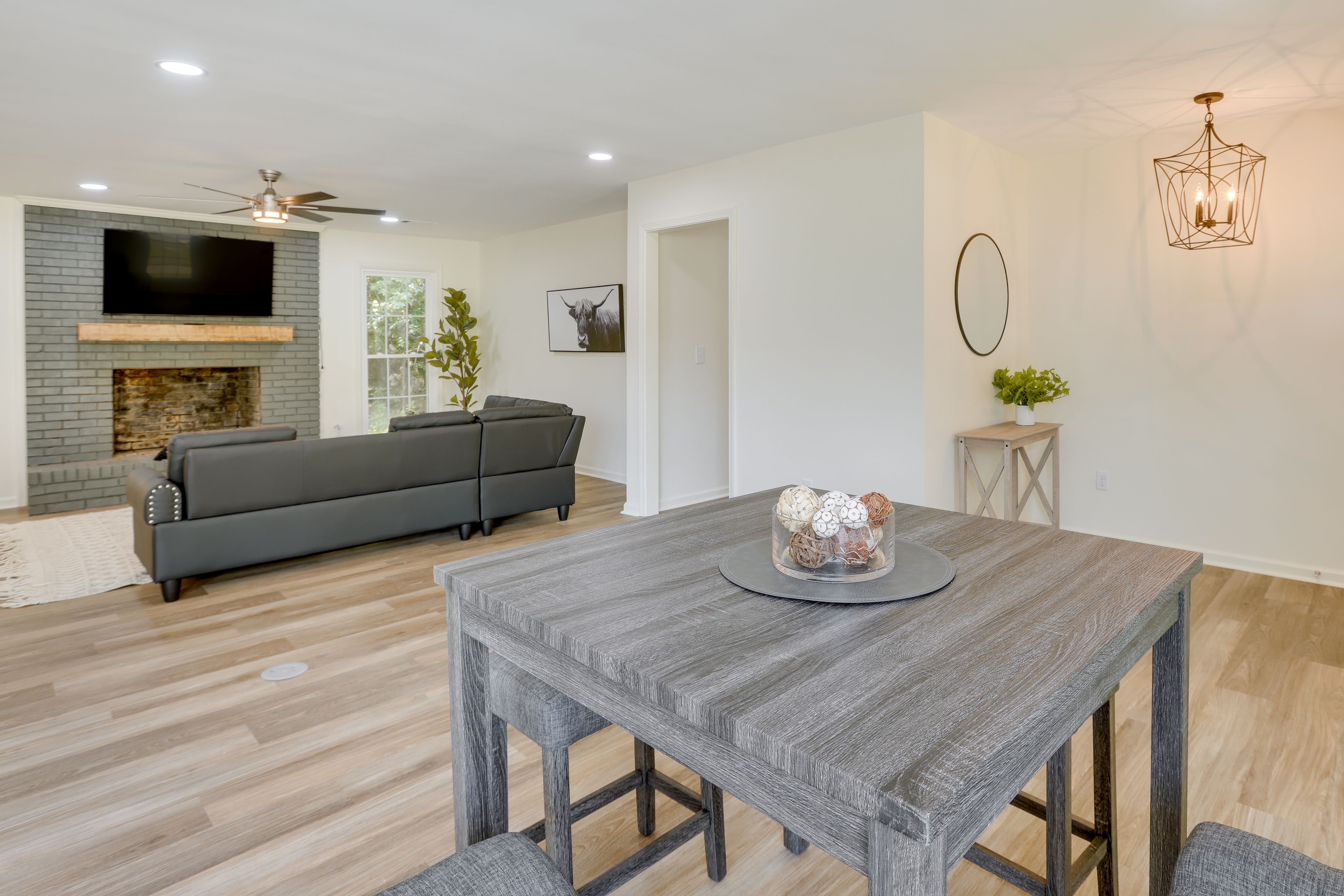 Dining Area | Dishware/Flatware Provided