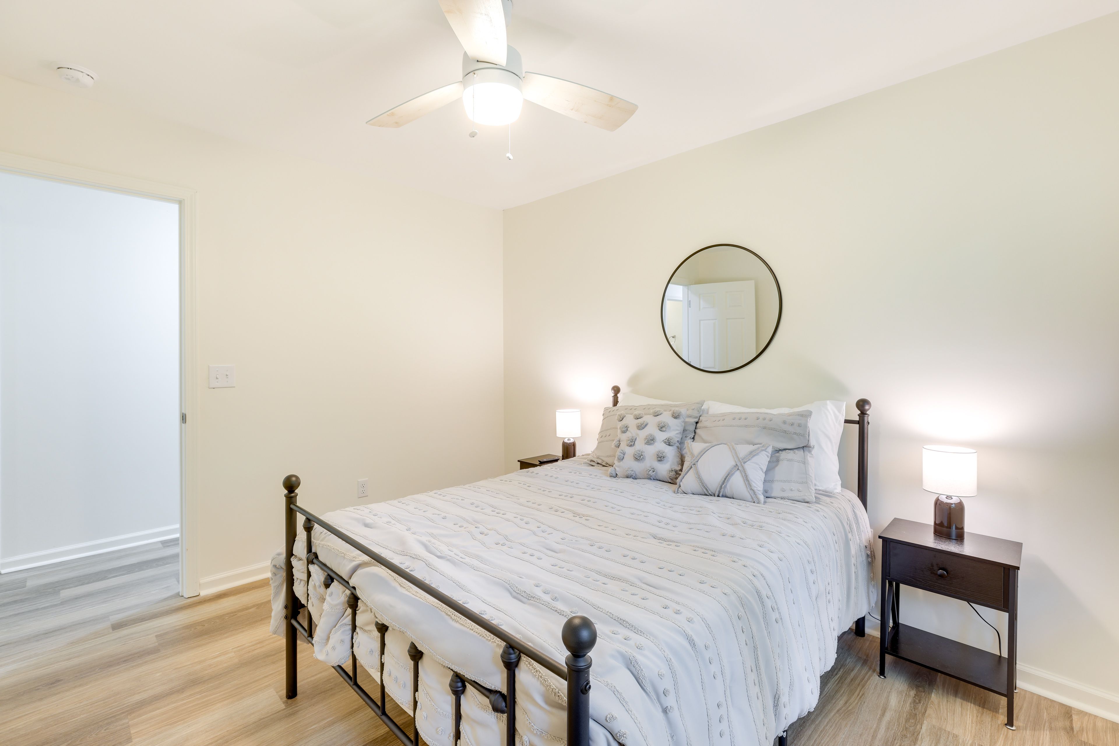 Bedroom 2 | Queen Bed