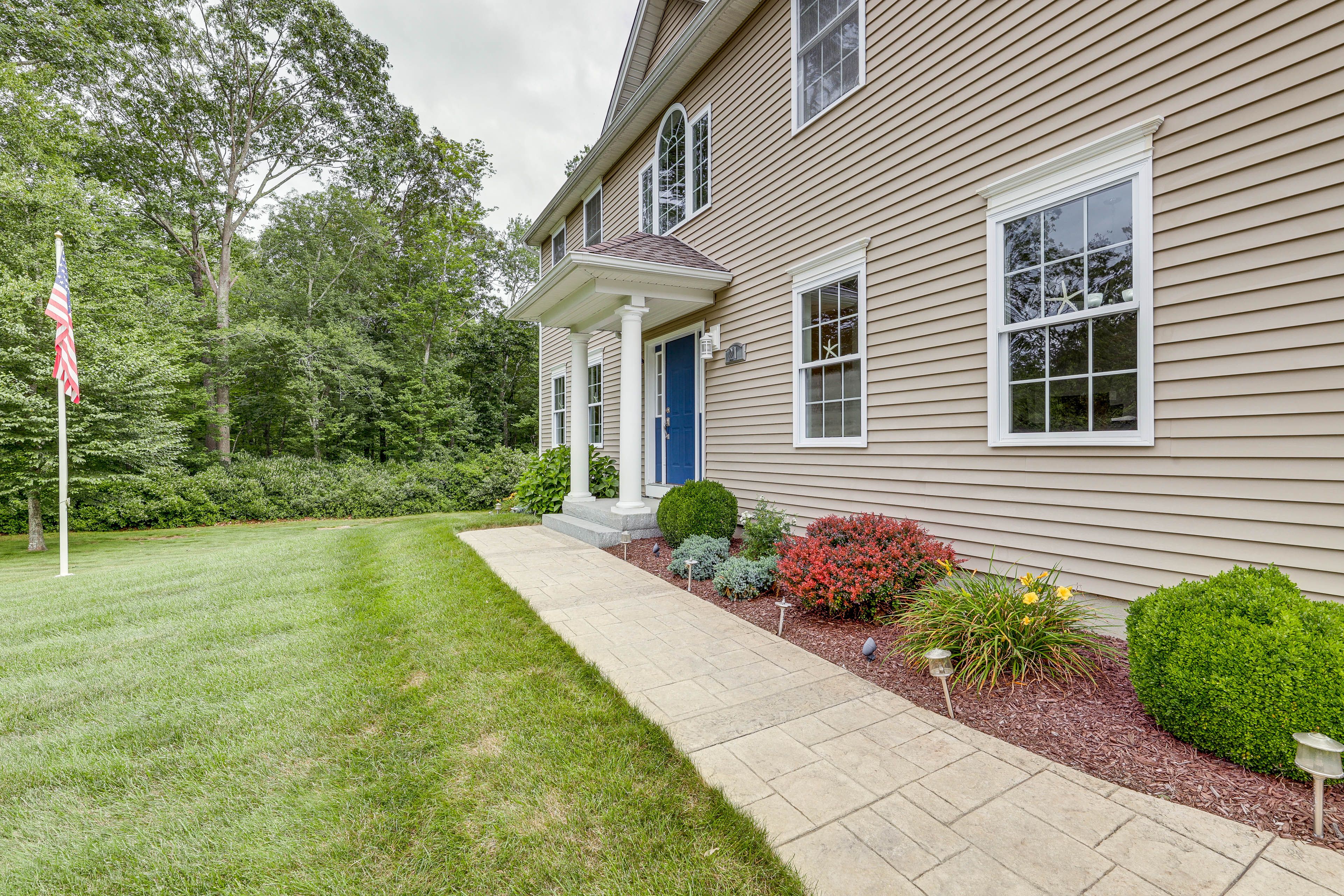 Entryway | Parking | Driveway (1 Vehicle) | Street Parking