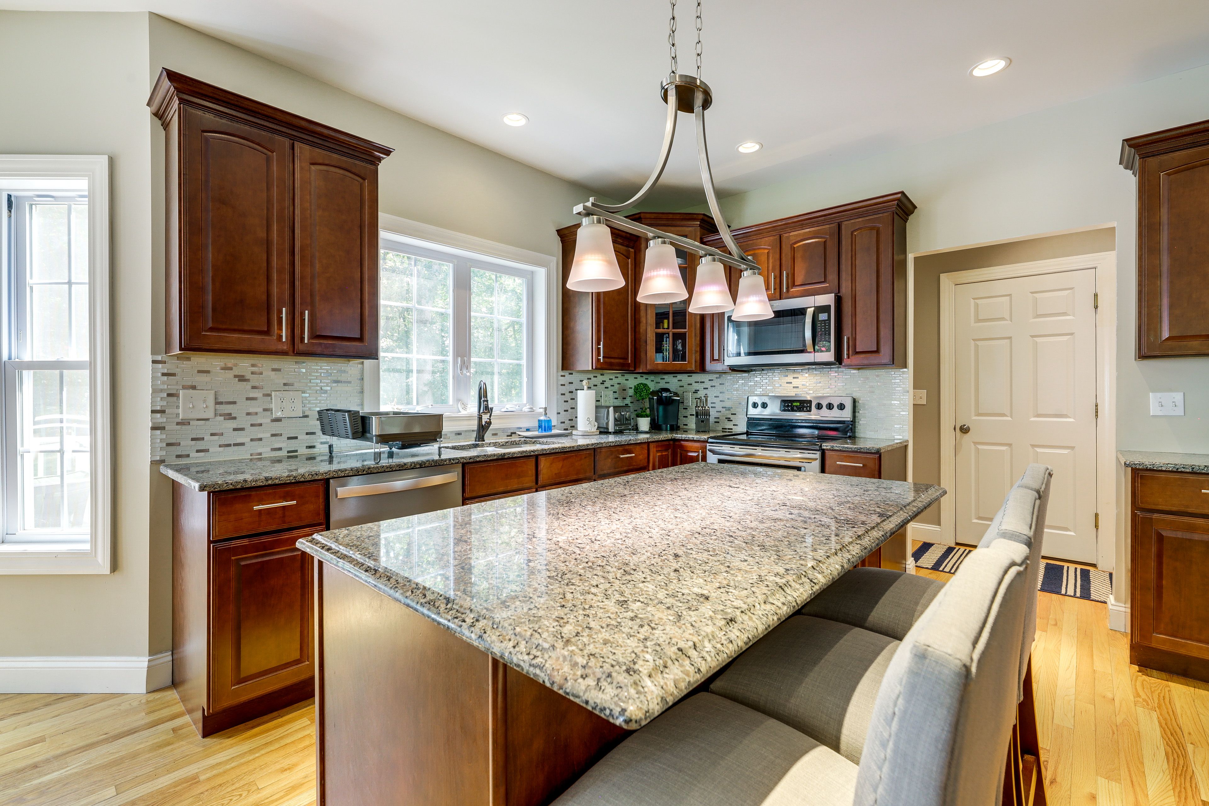 Kitchen | Stainless Steel Appliances w/ Dishwasher | Free WiFi