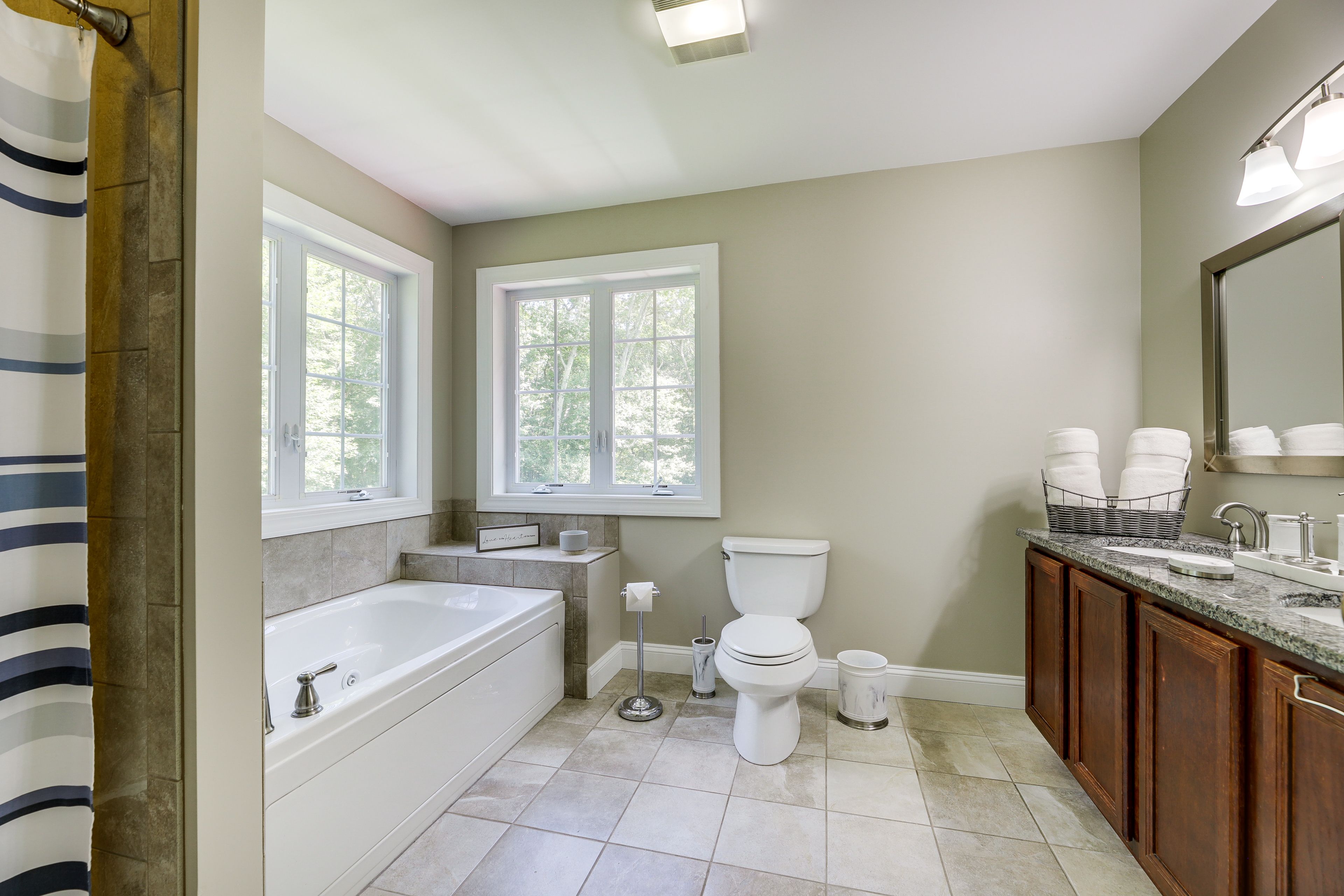 Full Bathroom | 2nd Floor | Jetted Tub | Walk-In Shower | Towels Provided