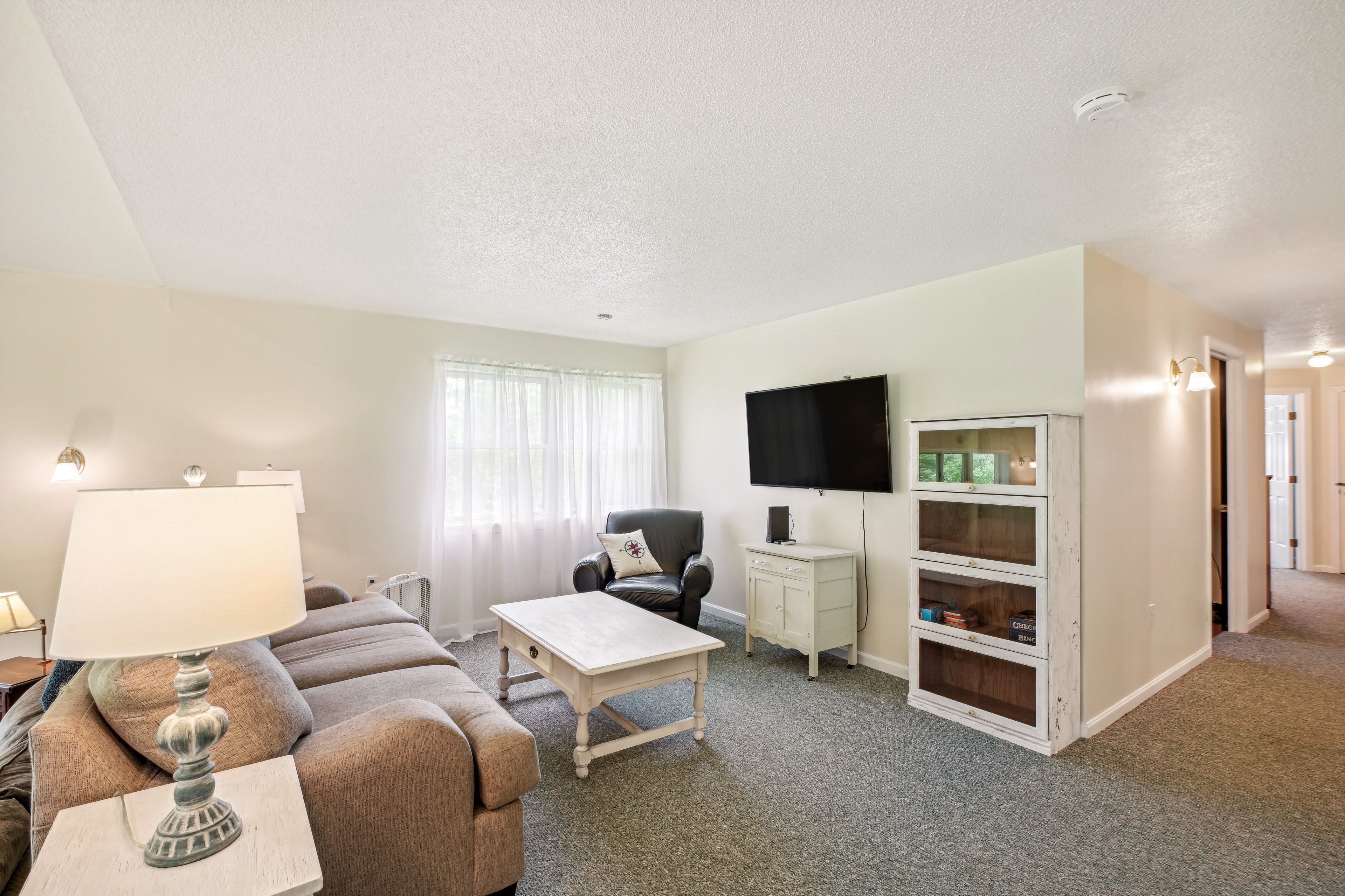 Upper Living Area | Smart TV