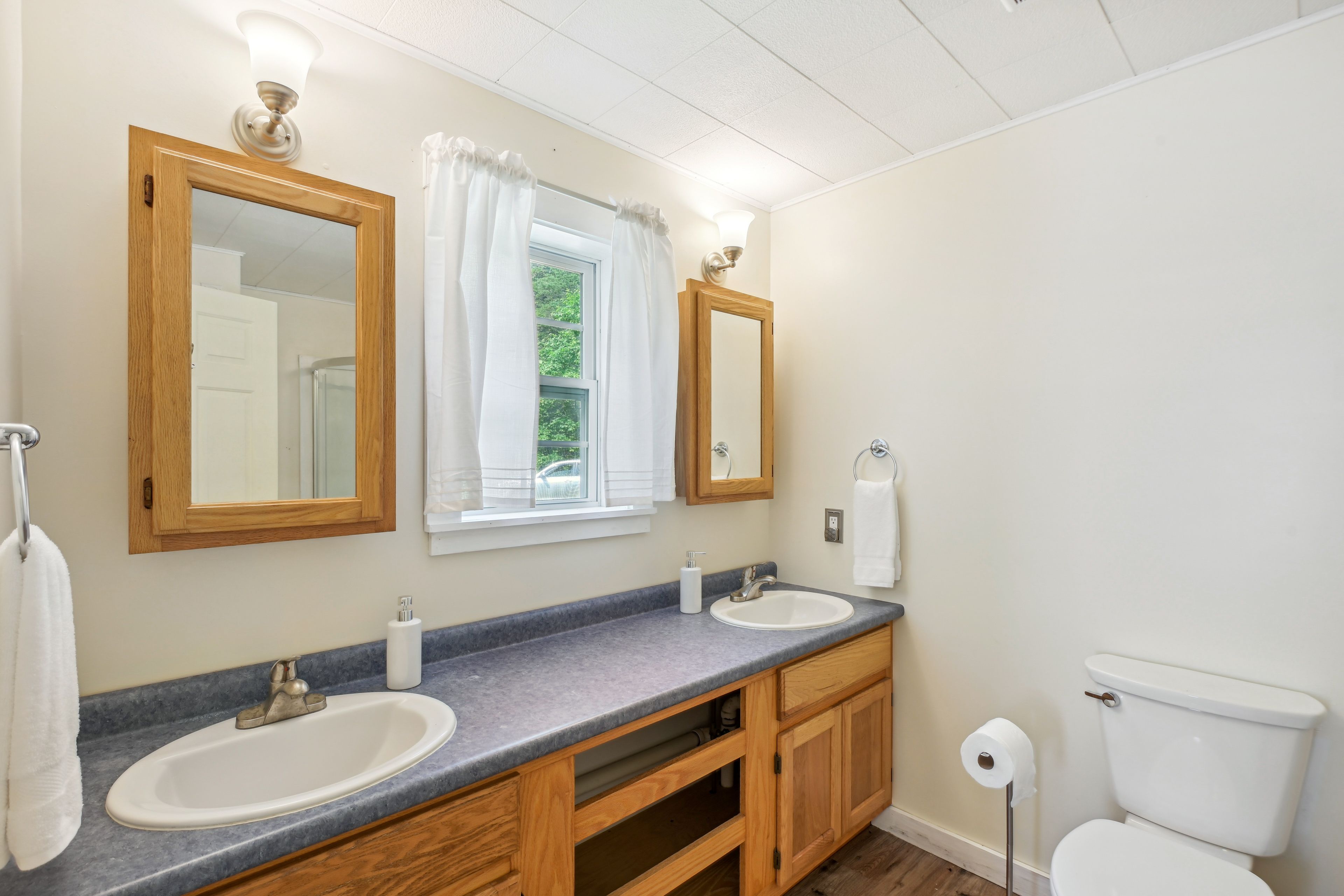 Full Bathroom | Towels Provided