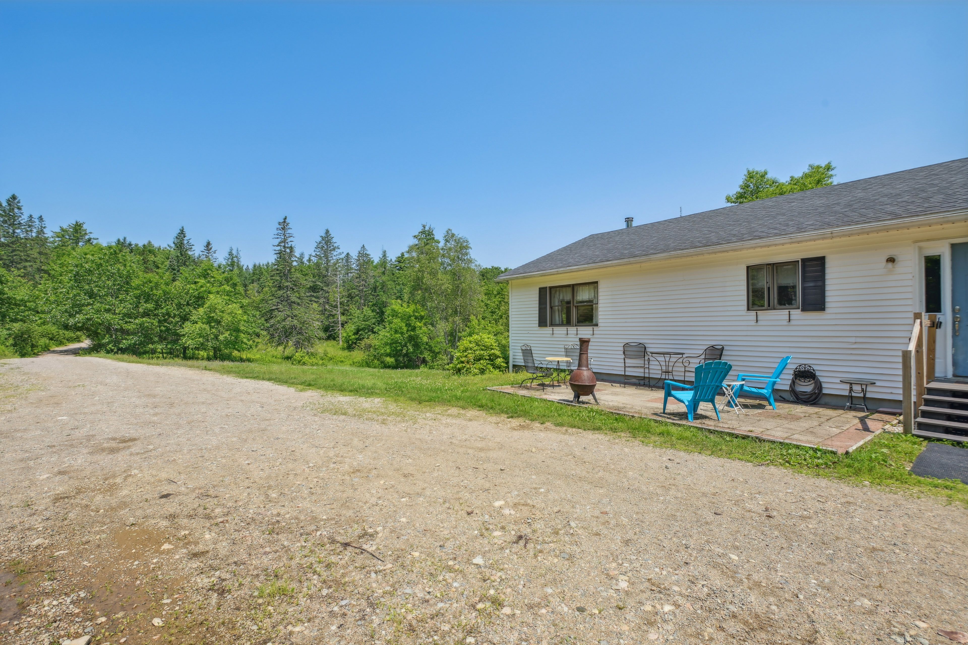 Parking | Gravel Driveway (8 Vehicles) | RV/Trailer Parking