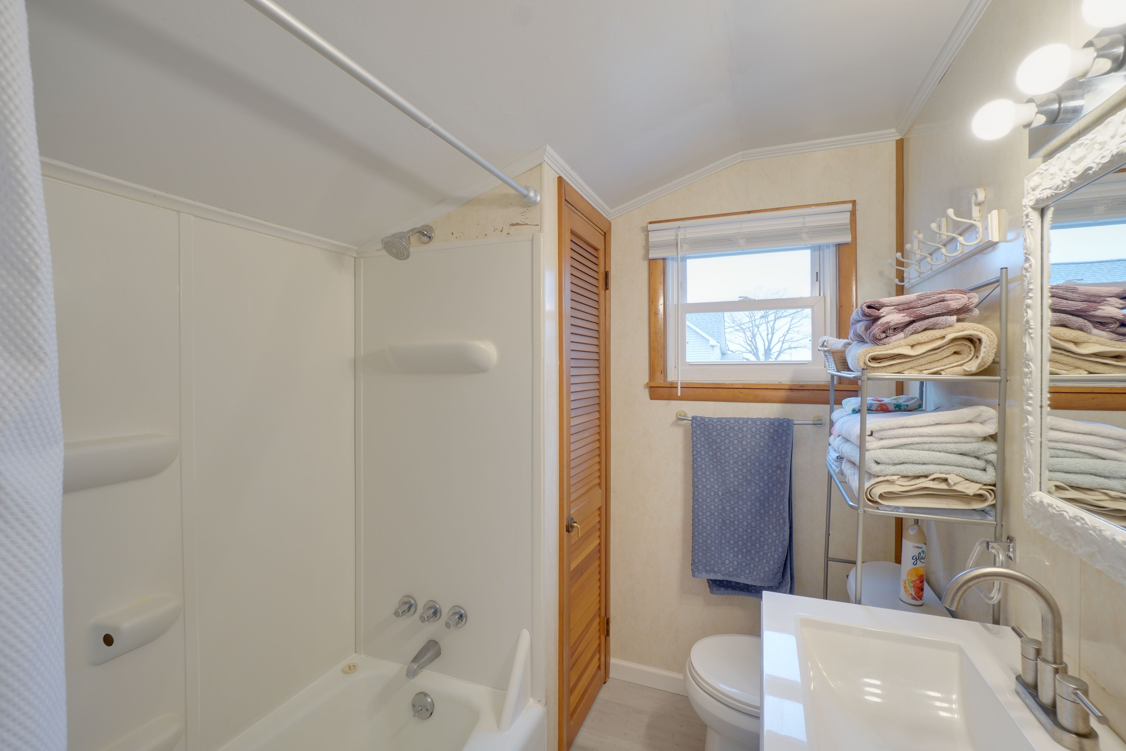 Full Bathroom | Towels & Linens Provided