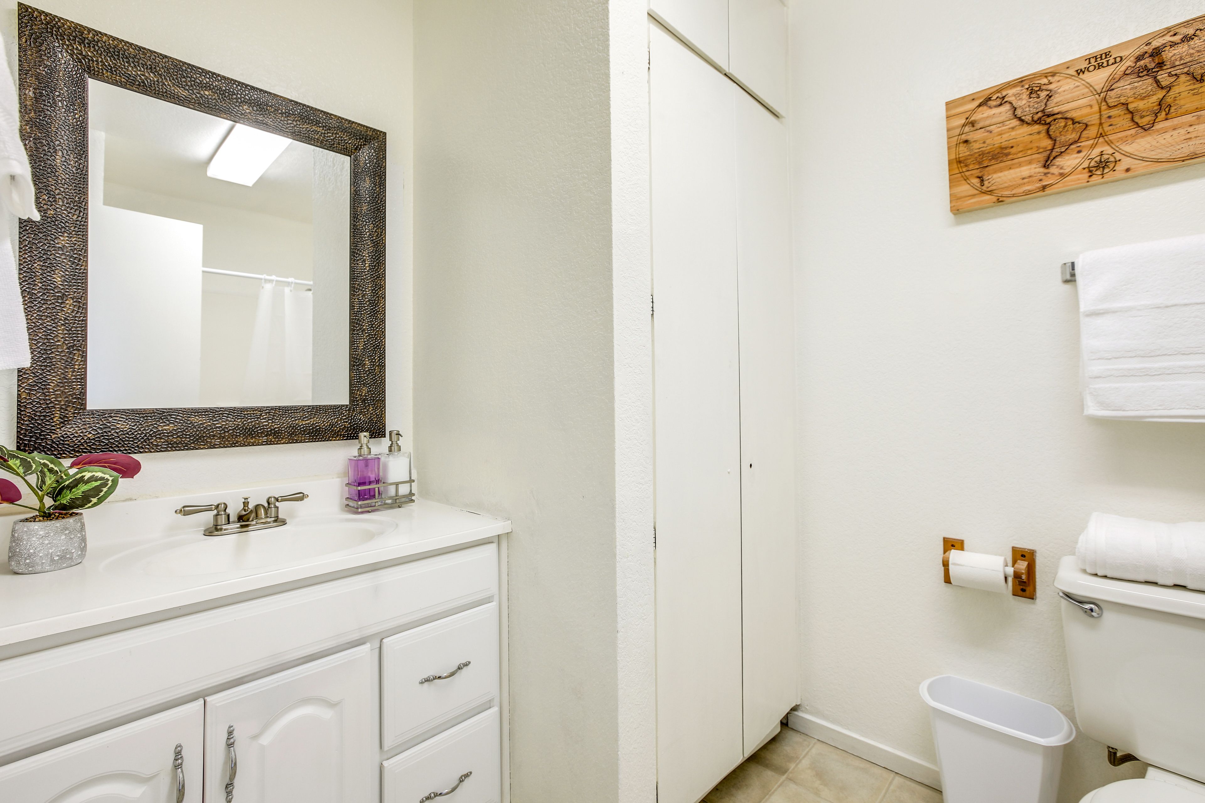 Full Bathroom | Towels Provided | Complimentary Toiletries