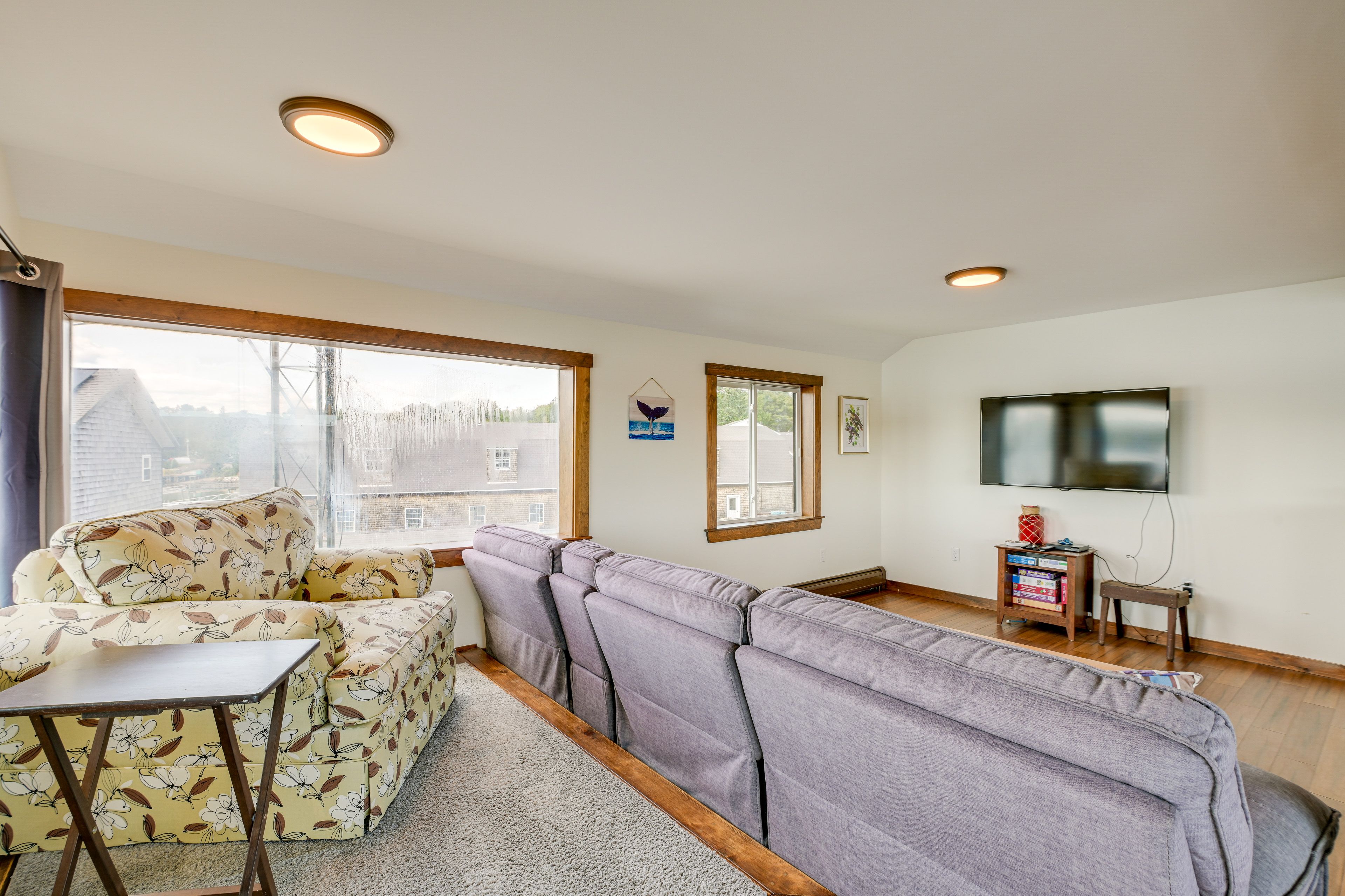Living Room | Smart TV | Free WiFi