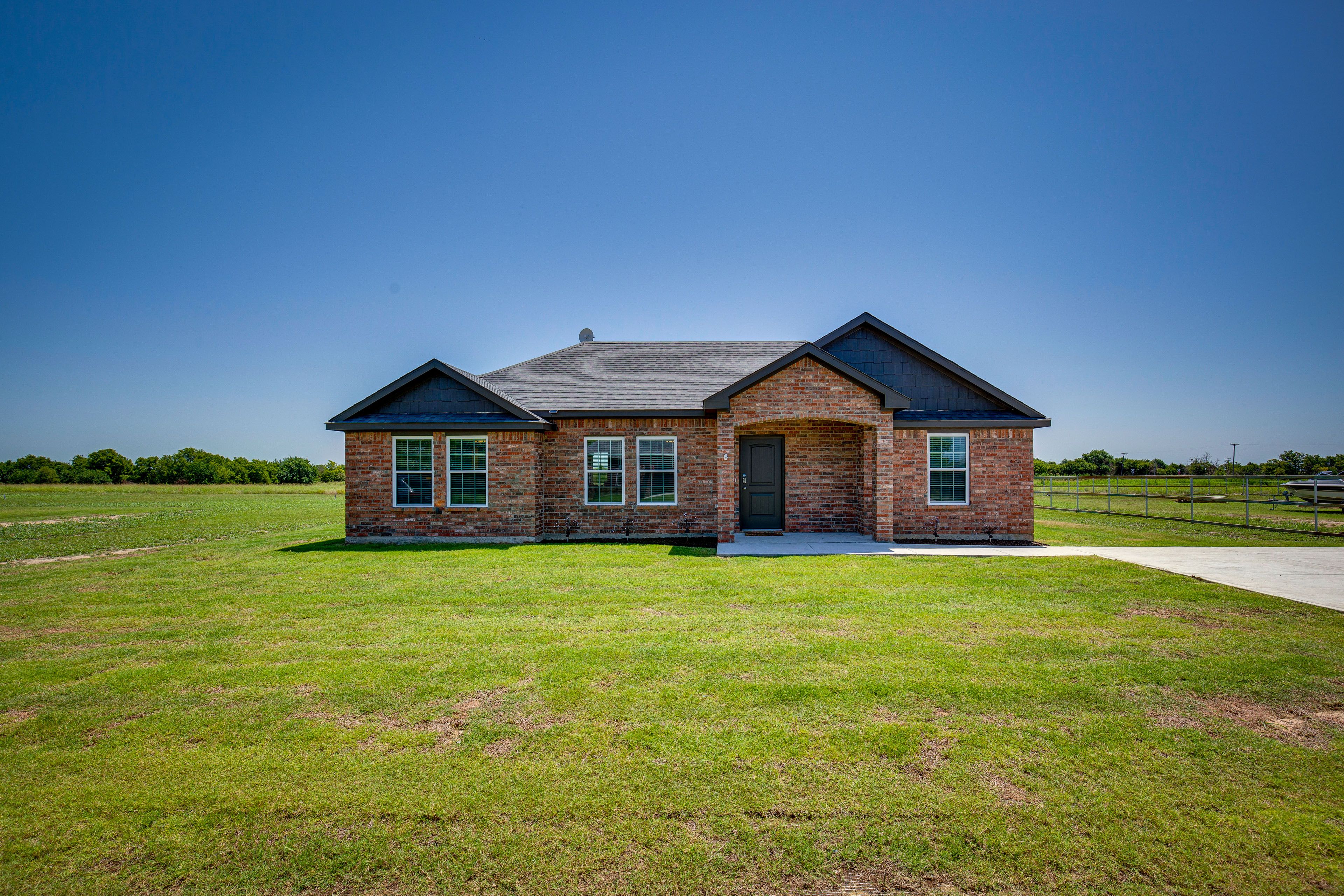 Home Exterior | Parking | Driveway (5 Vehicles)