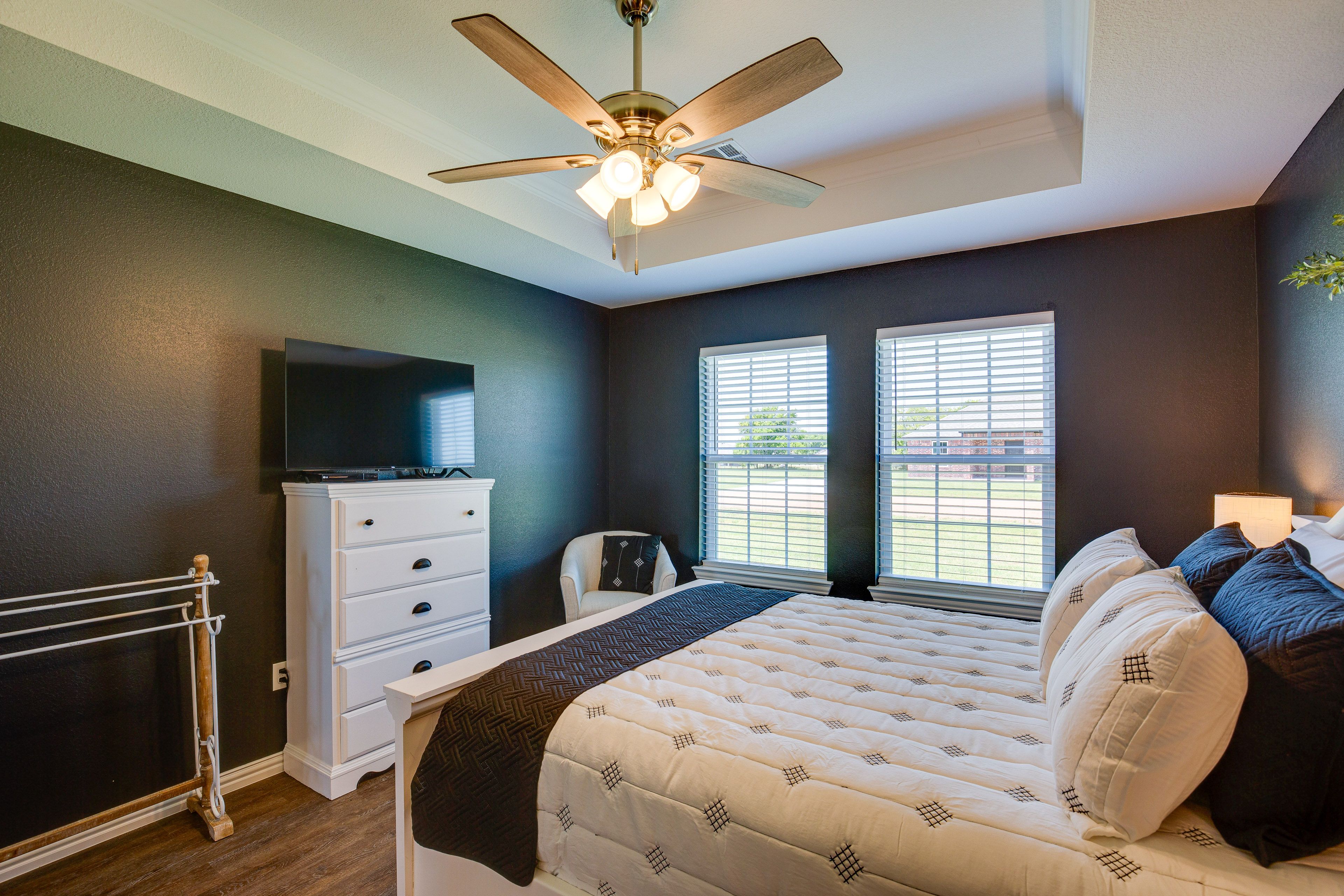Bedroom 1 | Queen Bed | En-Suite Bathroom