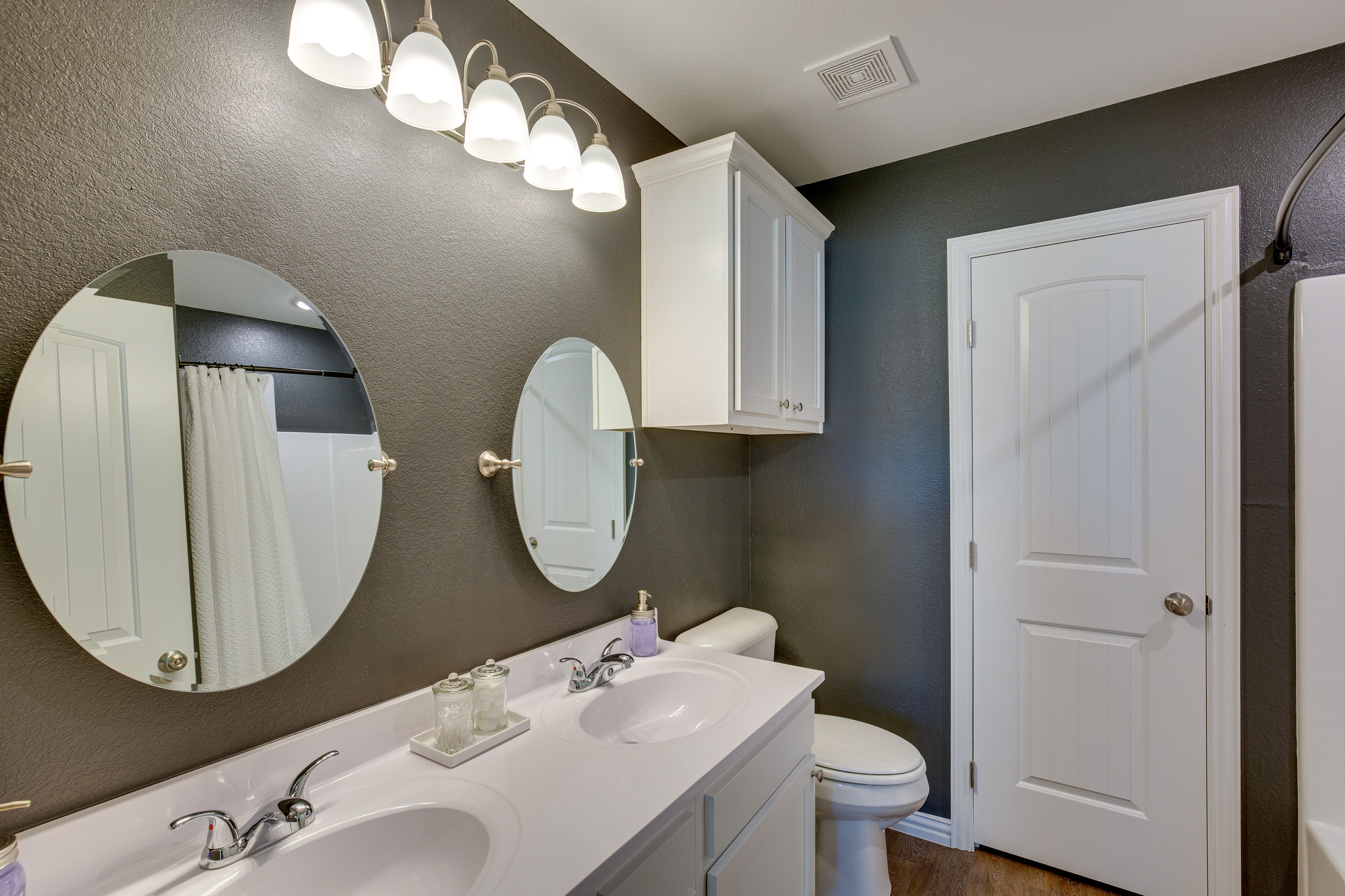 Full Bathroom | Towels Provided | Hair Dryer