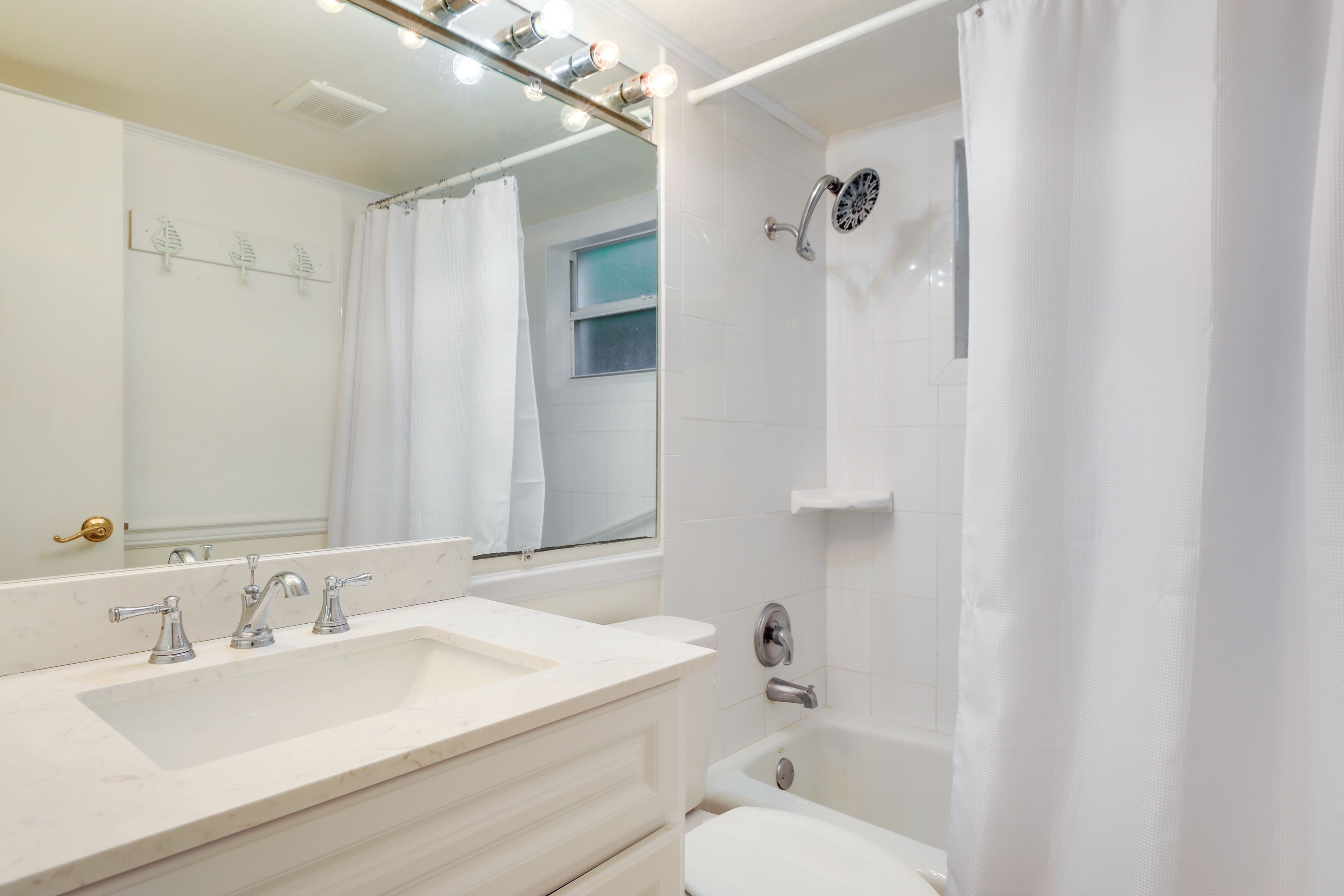 Full Bathroom | Complimentary Toiletries | Hair Dryer