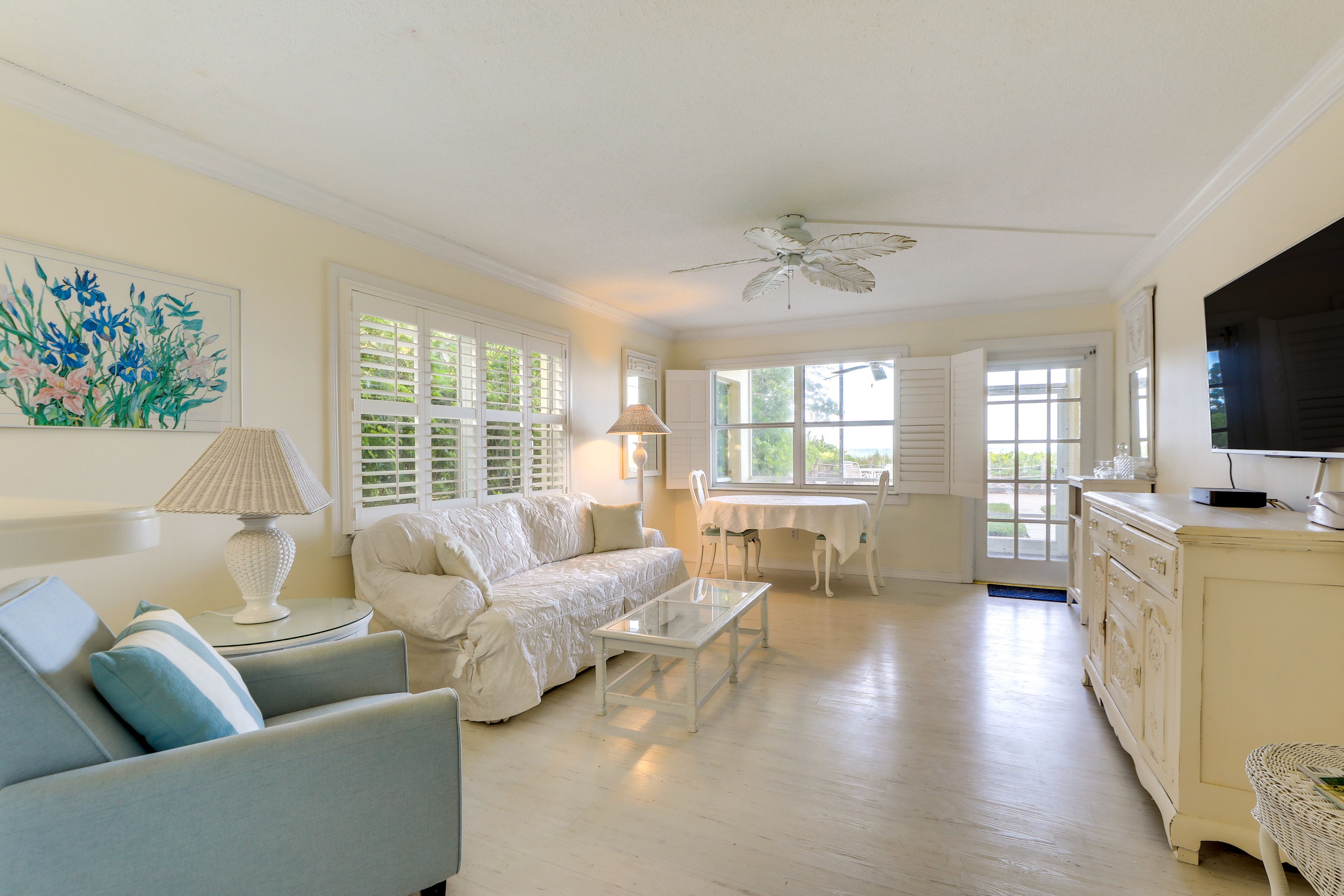 Living Room | Main Floor | Central Air Conditioning | Smart TV