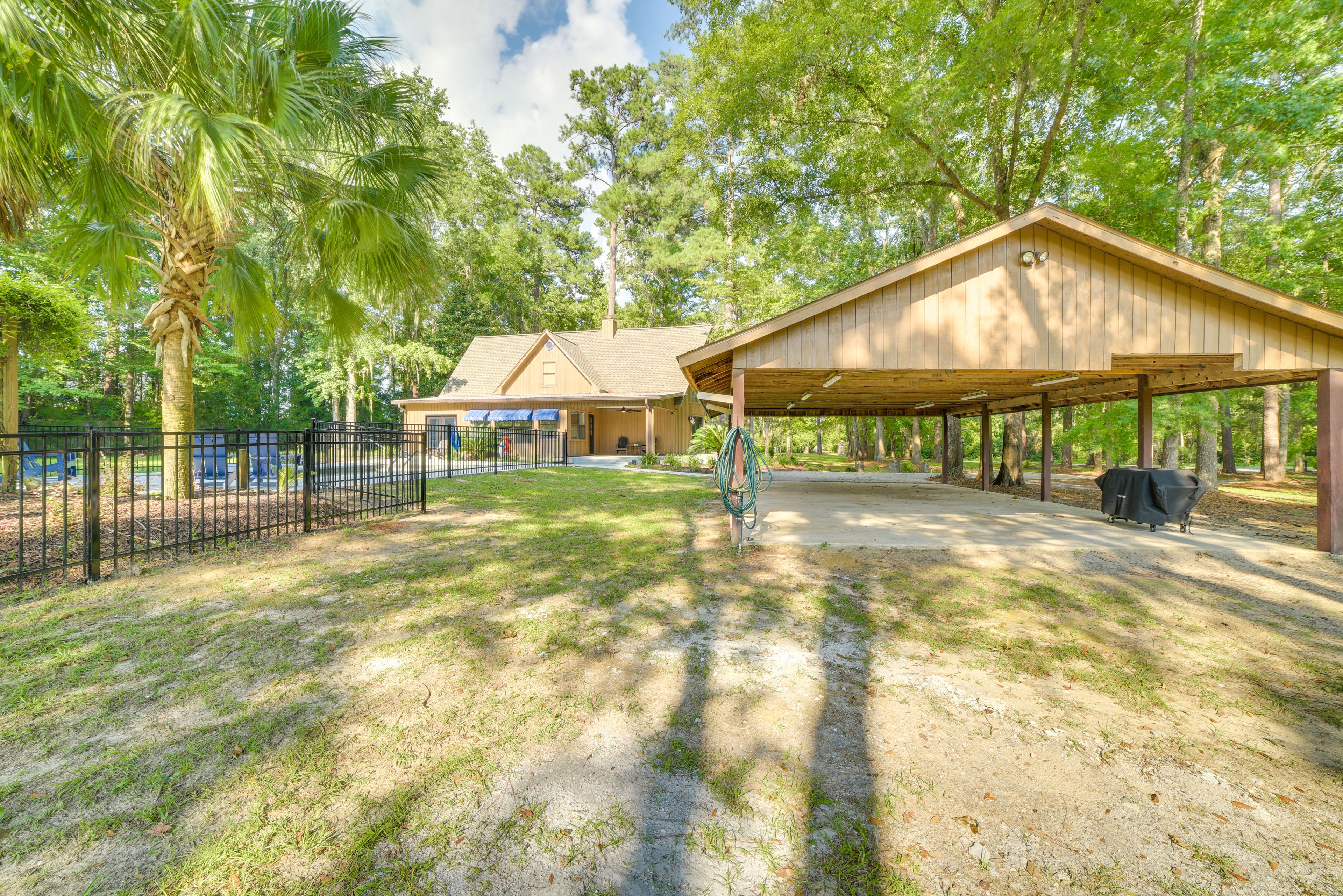 Carport | Gas Grill