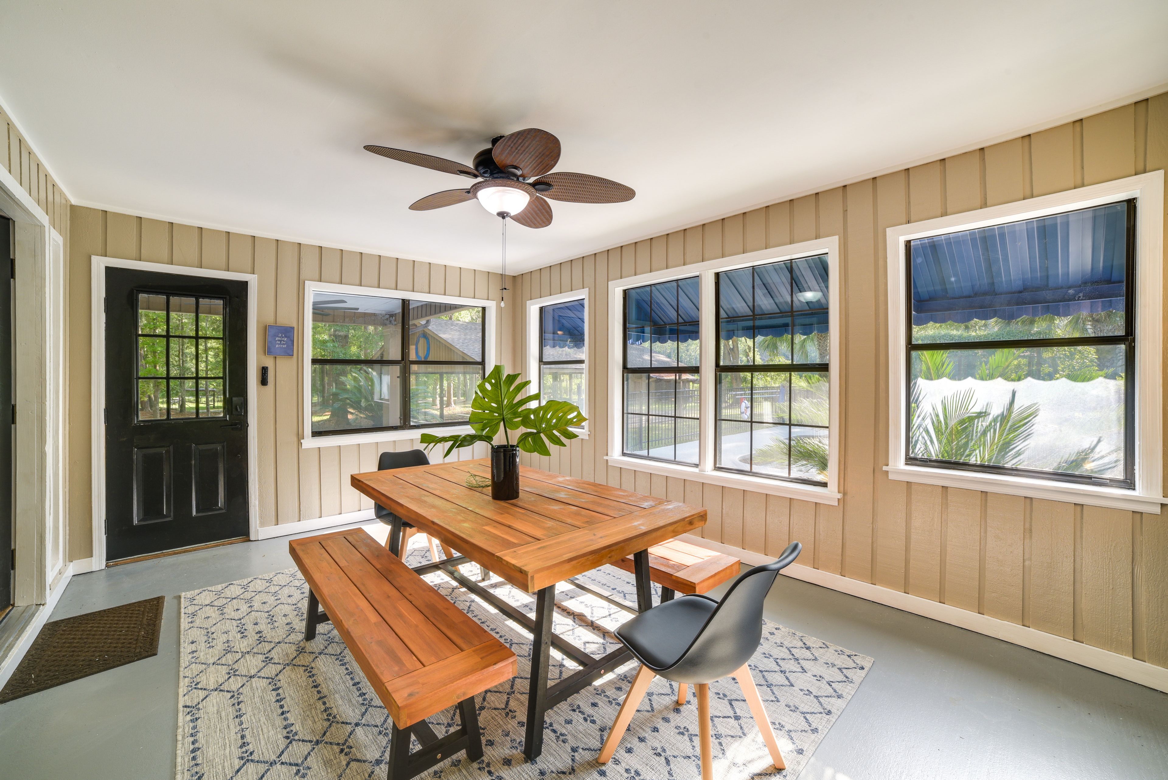 Dining Area | Dishware/Flatware Provided