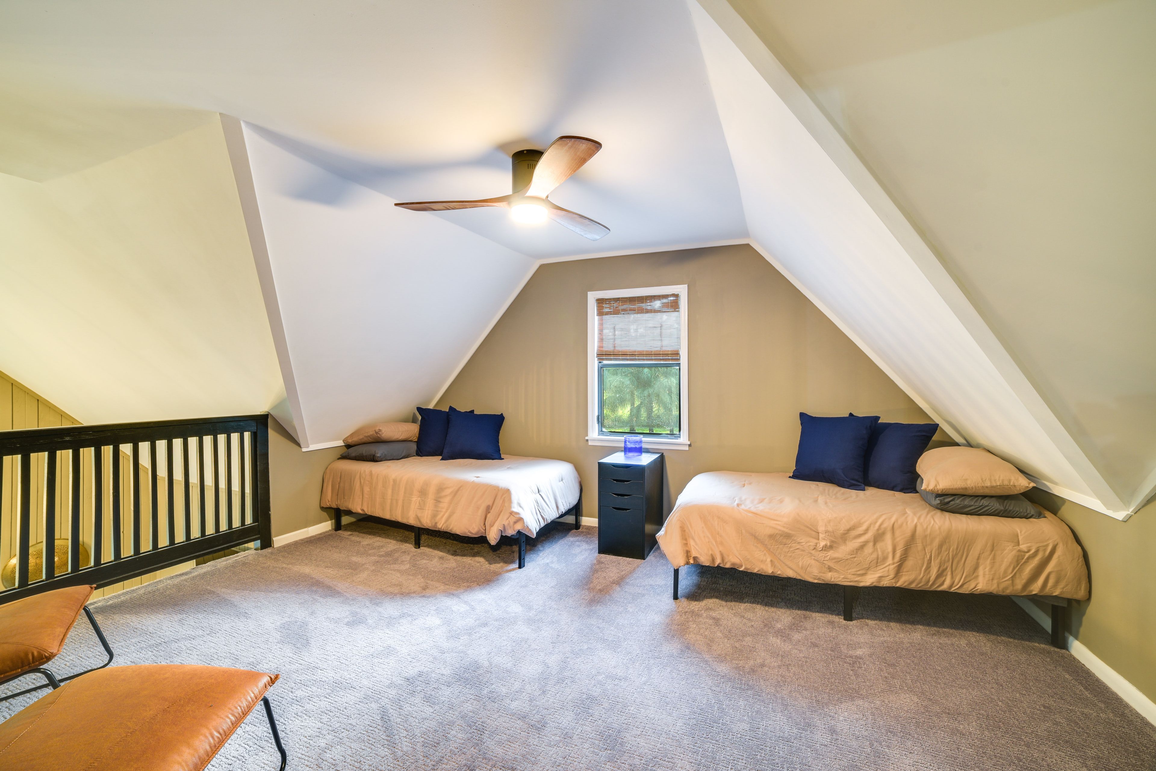 Loft | 2 Twin Beds