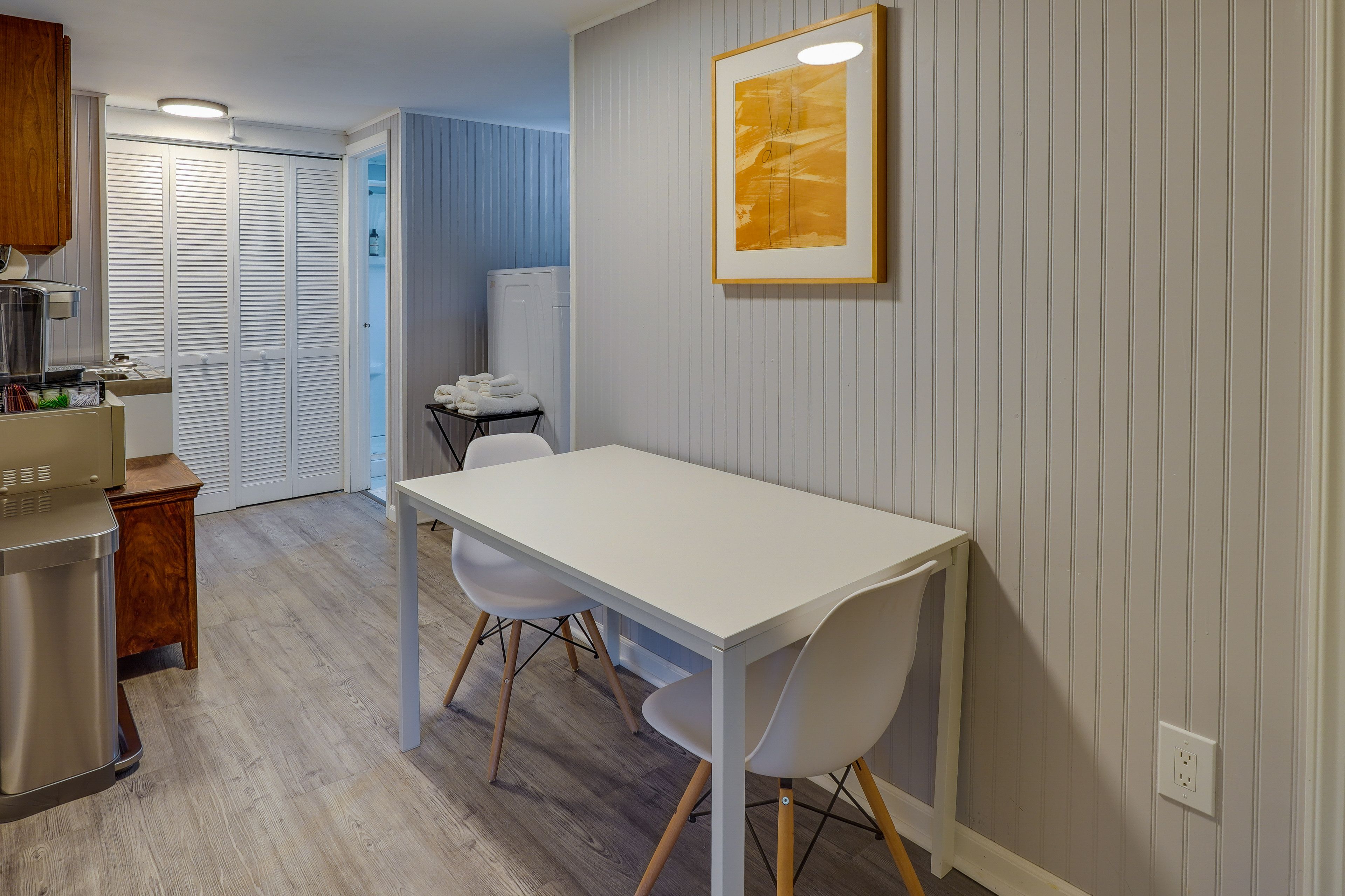 Dining Area | Dishware/Flatware Provided