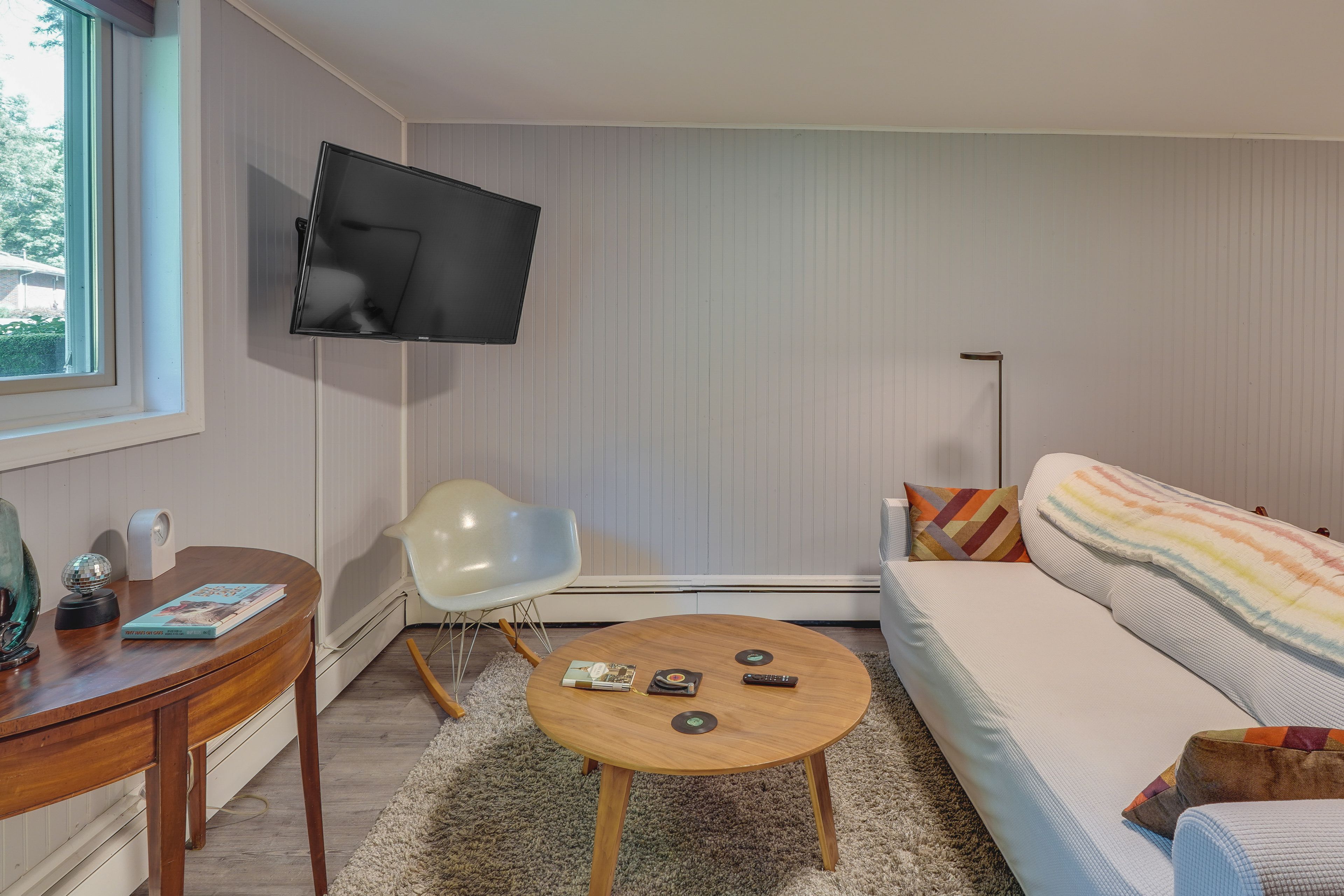 Living Room | Smart TV | Free WiFi | Record Player | Record Collection