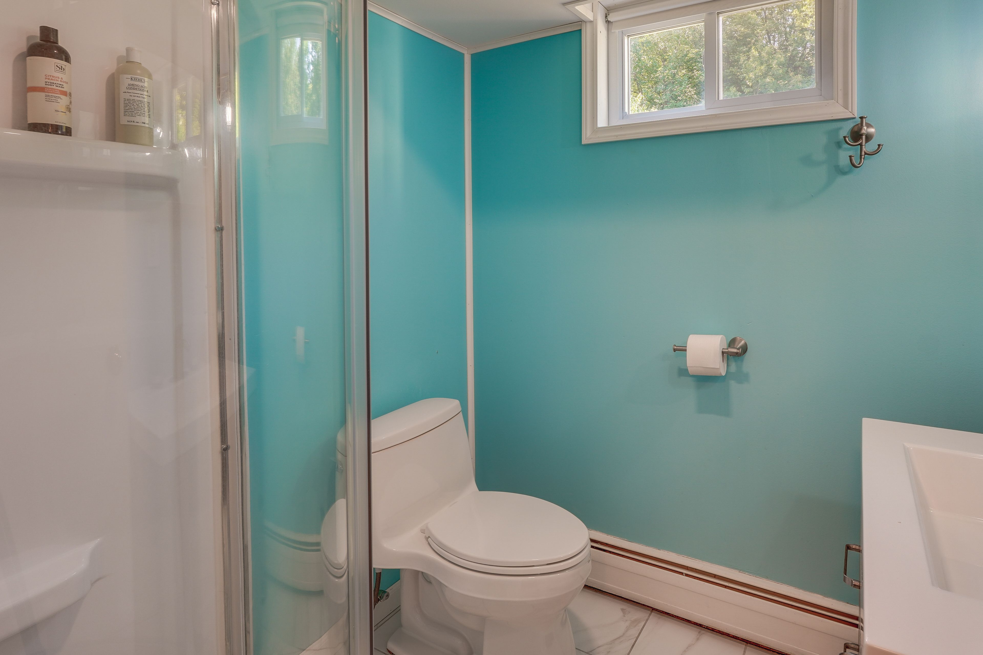 Full Bathroom | Shower | Complimentary Toiletries | Towels Provided