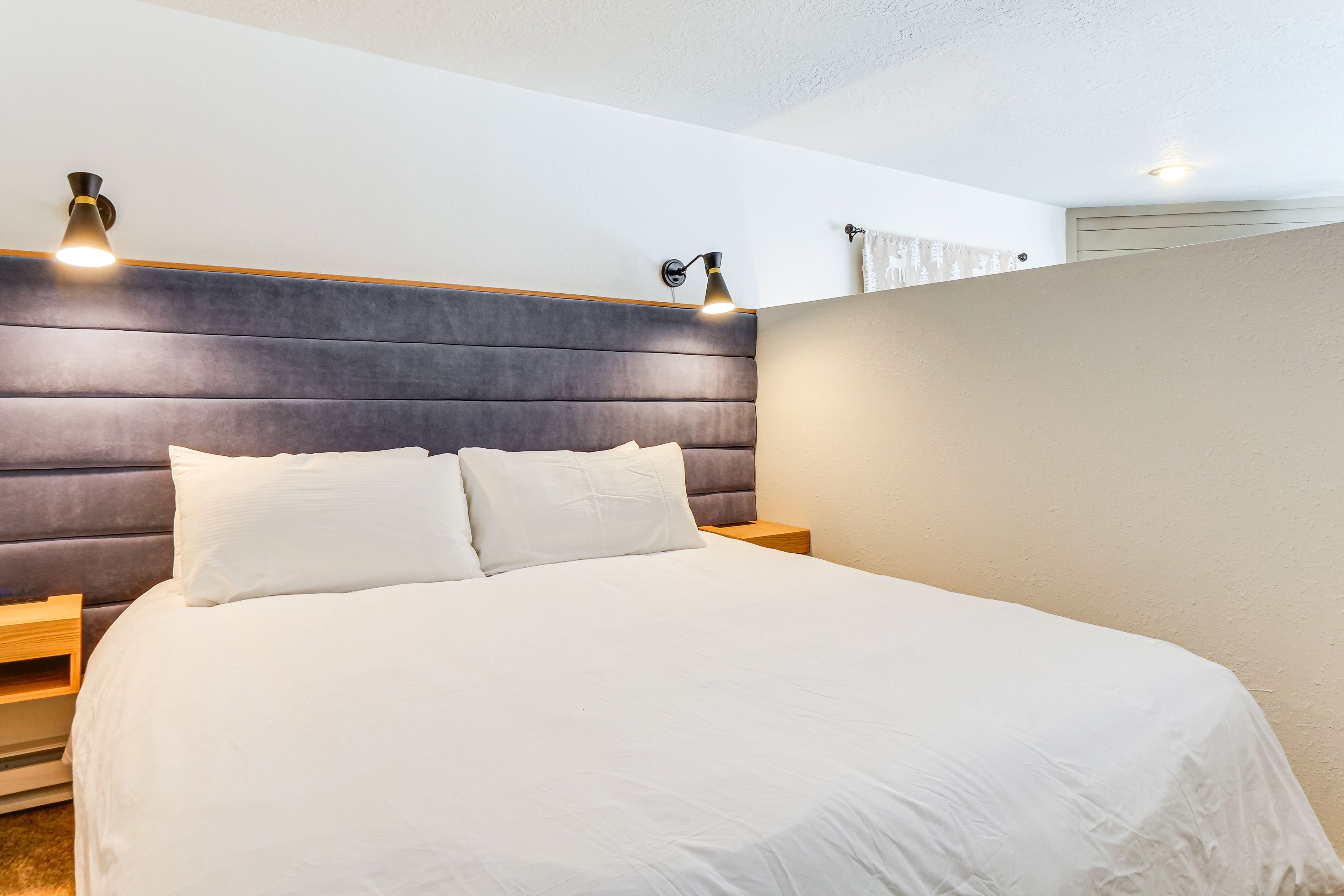 Bedroom | King Bed | Linens Provided