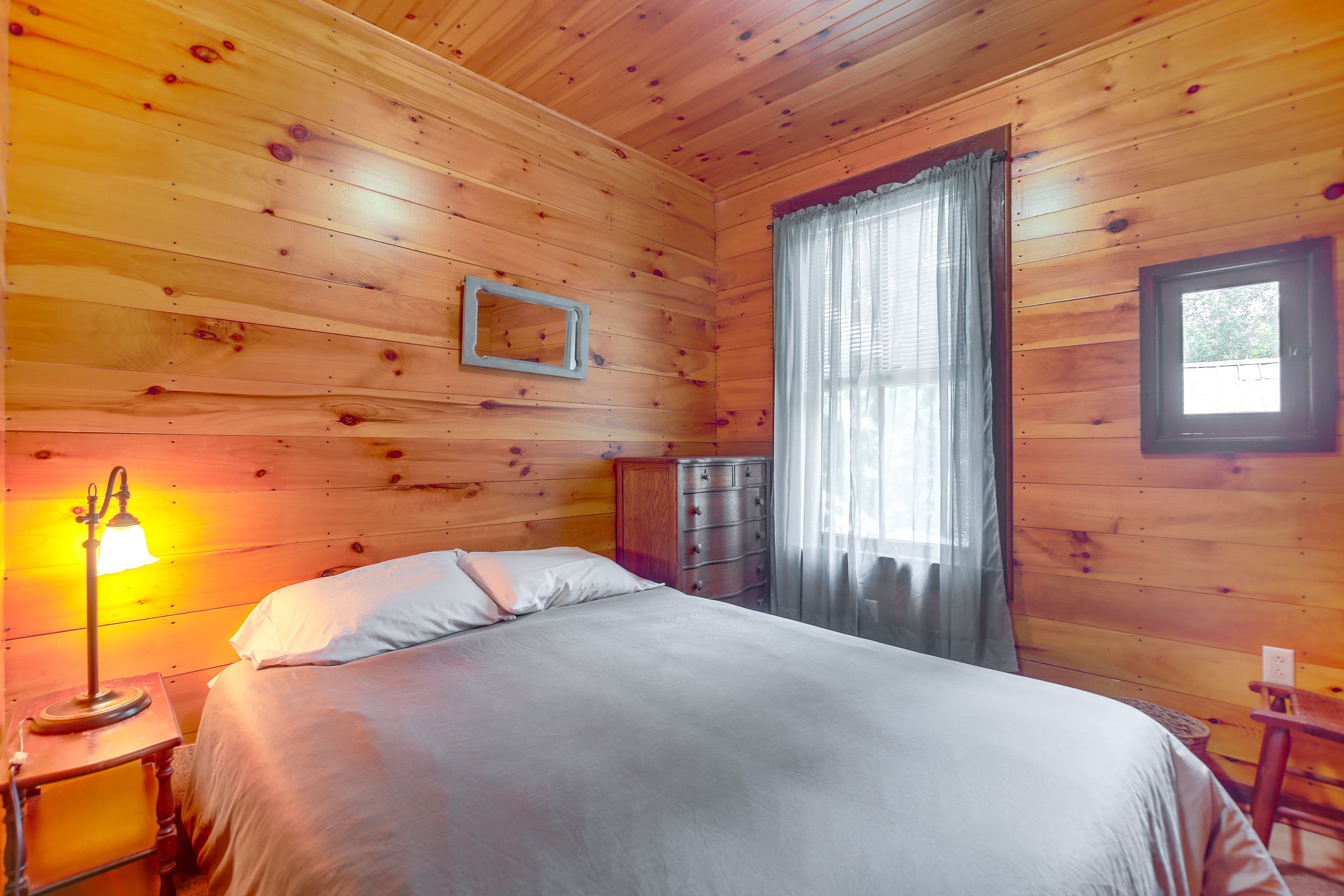 Bedroom | Queen Bed | Linens Provided