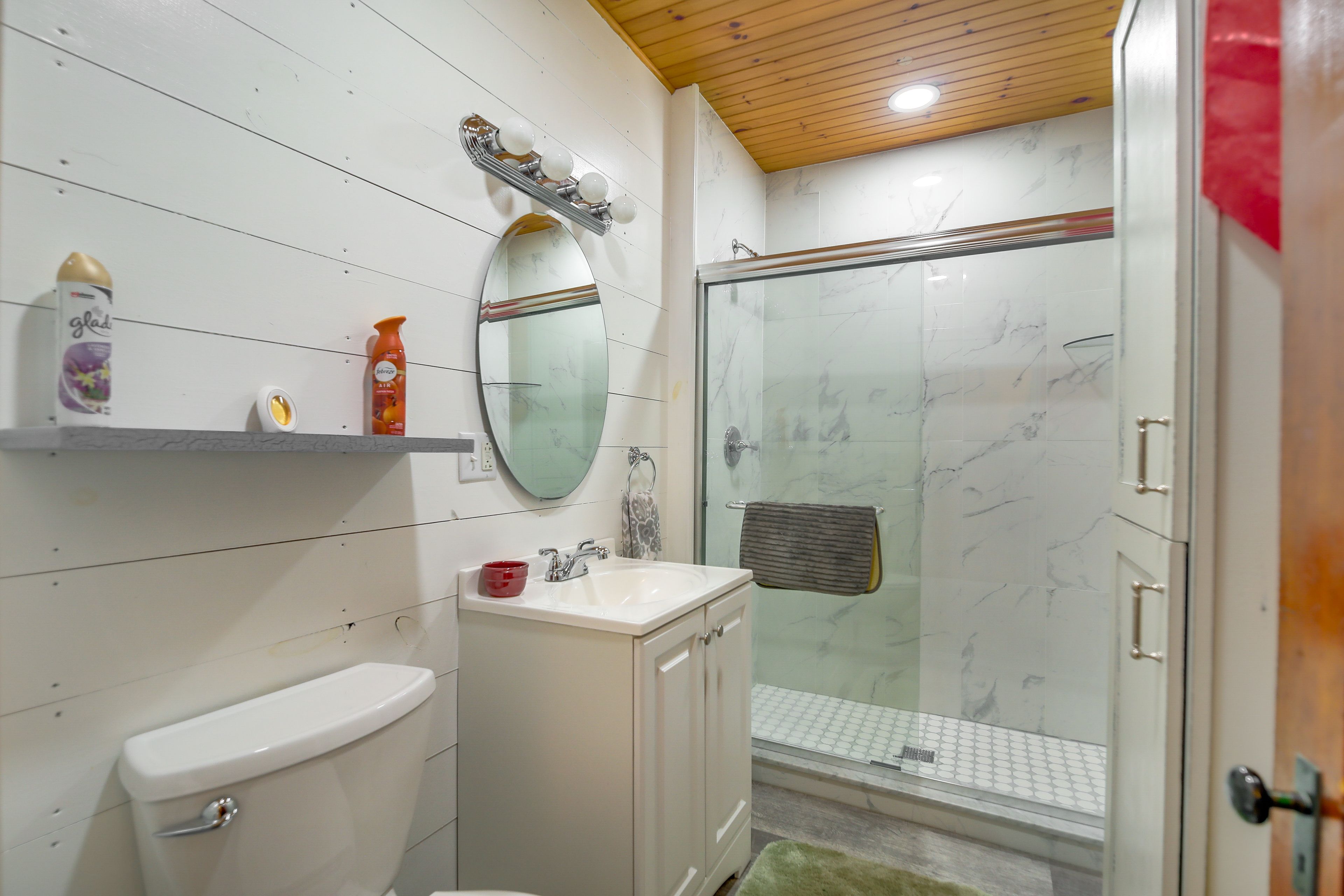Full Bath | Towels Provided | Hair Dryer | Complimentary Toiletries