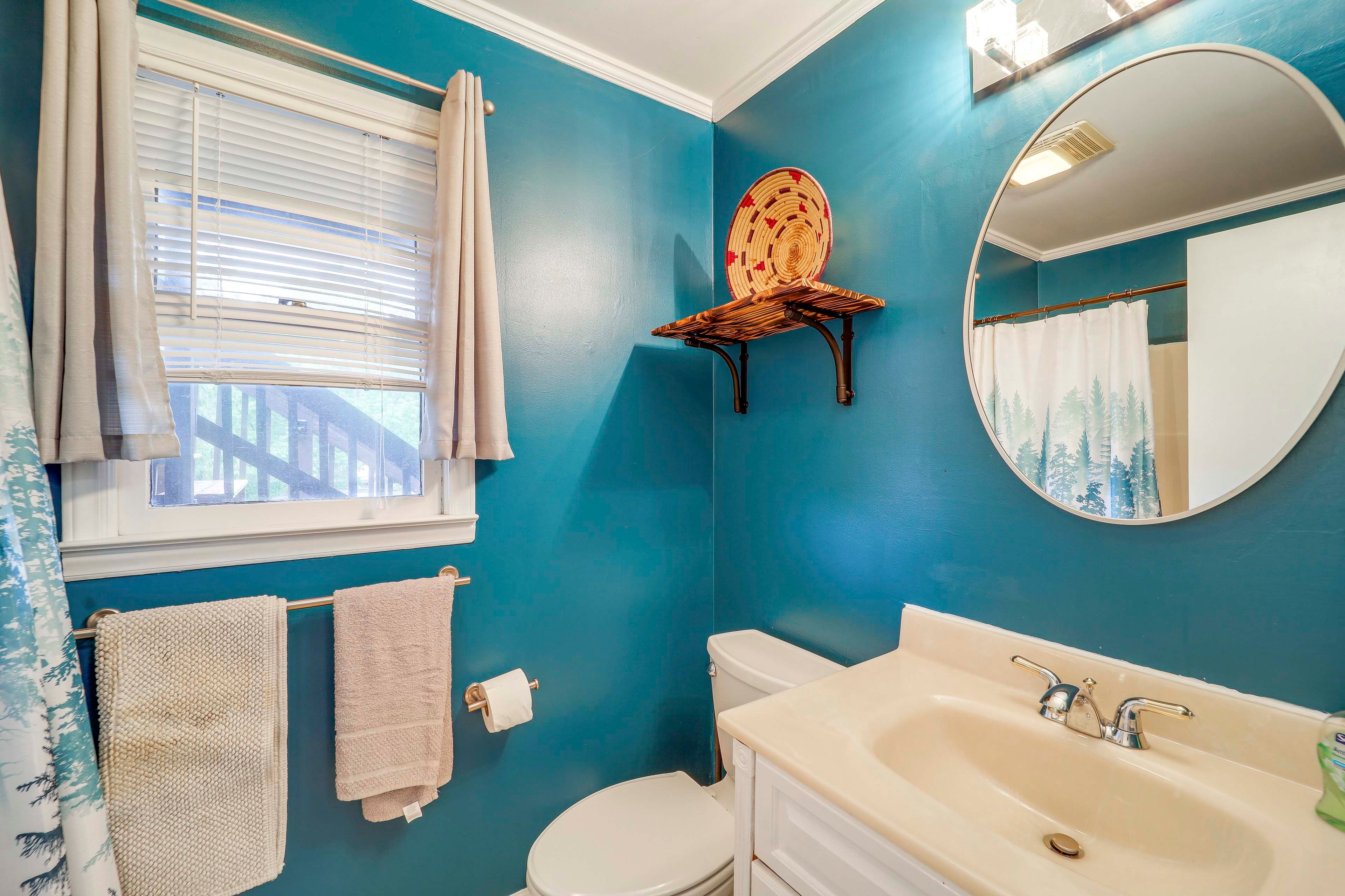 Full Bathroom | Towels Provided | Hair Dryer