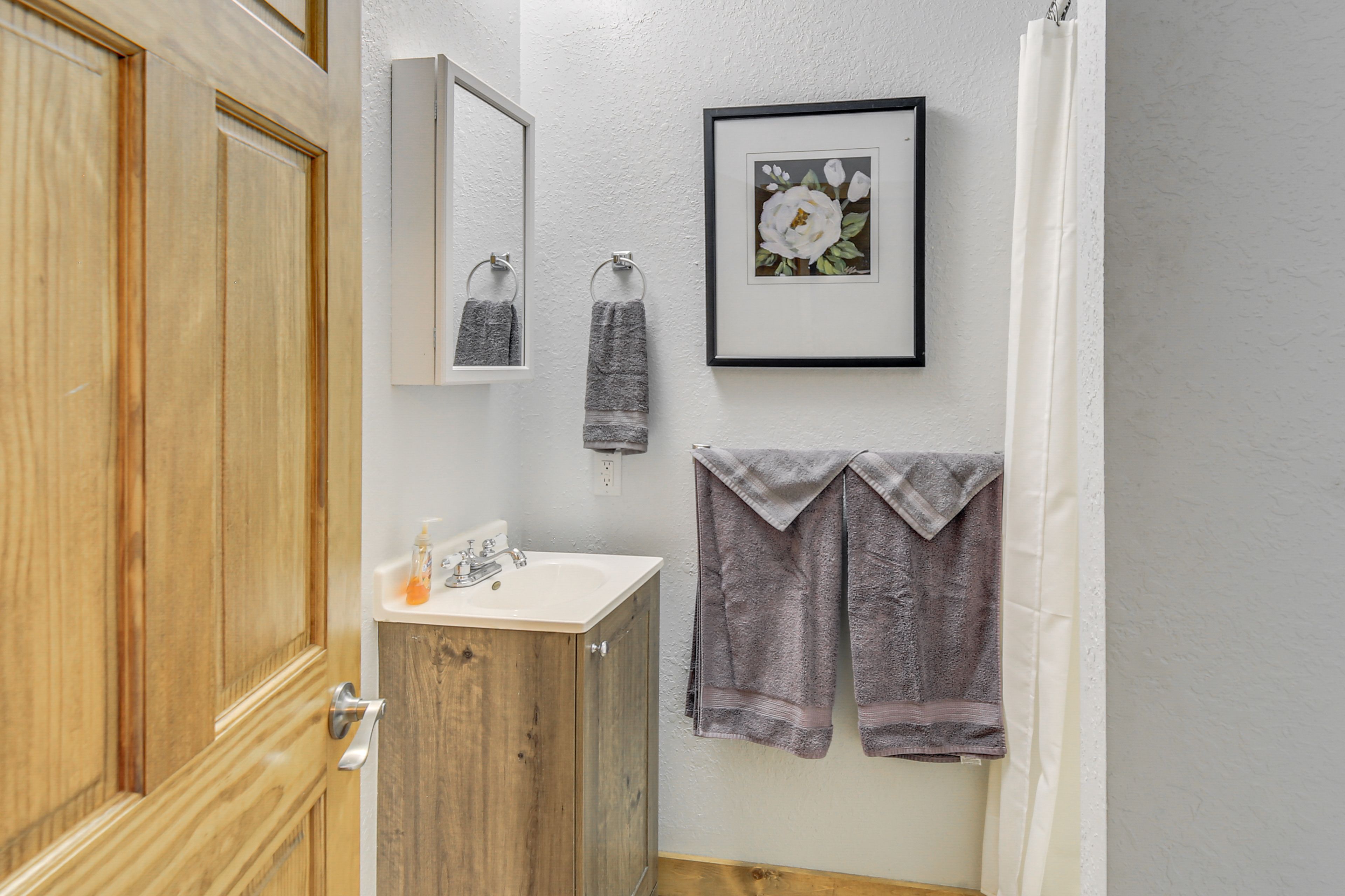 Full Bath | Complimentary Toiletries | Towels Provided