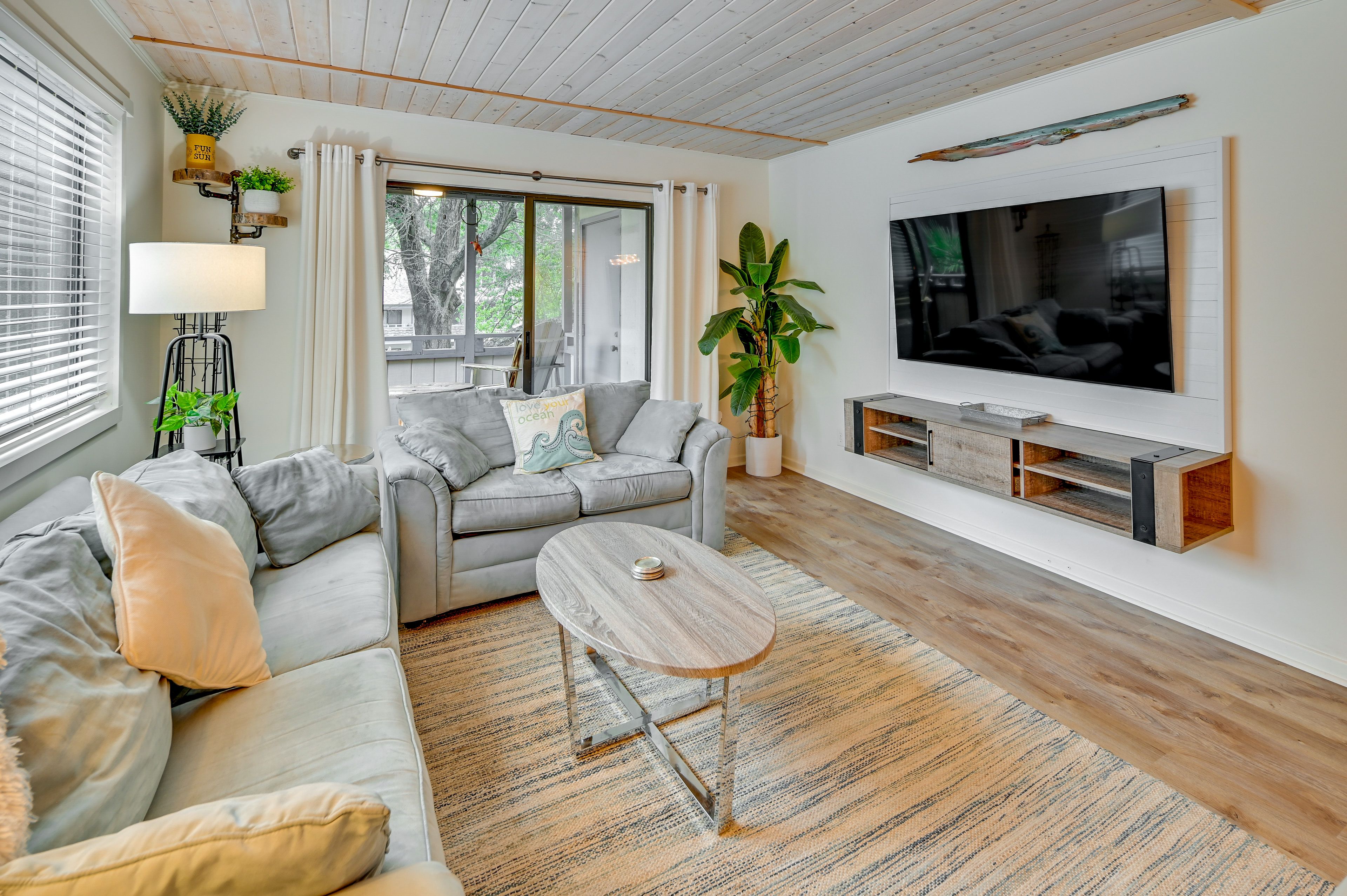 Living Room | Sleeper Sofa | Smart TV | Central Air Conditioning
