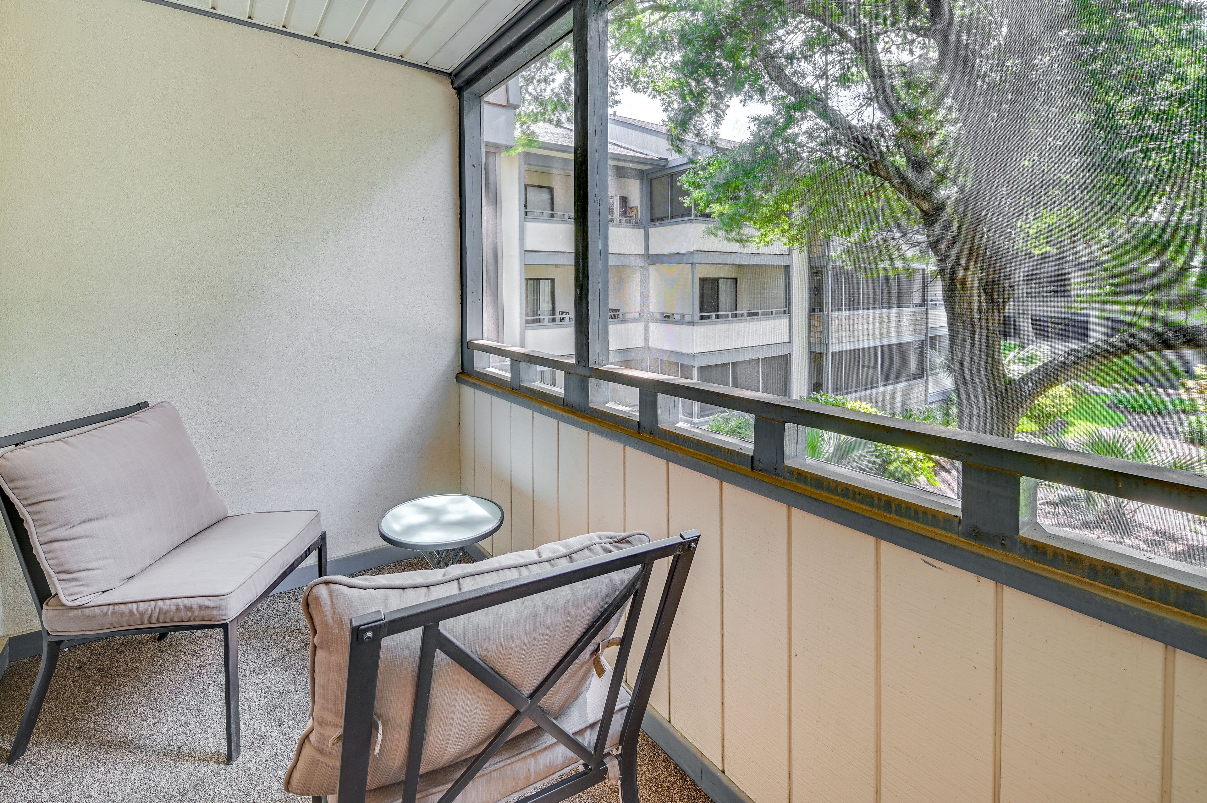 Screened-In Balcony | Lounge Seating