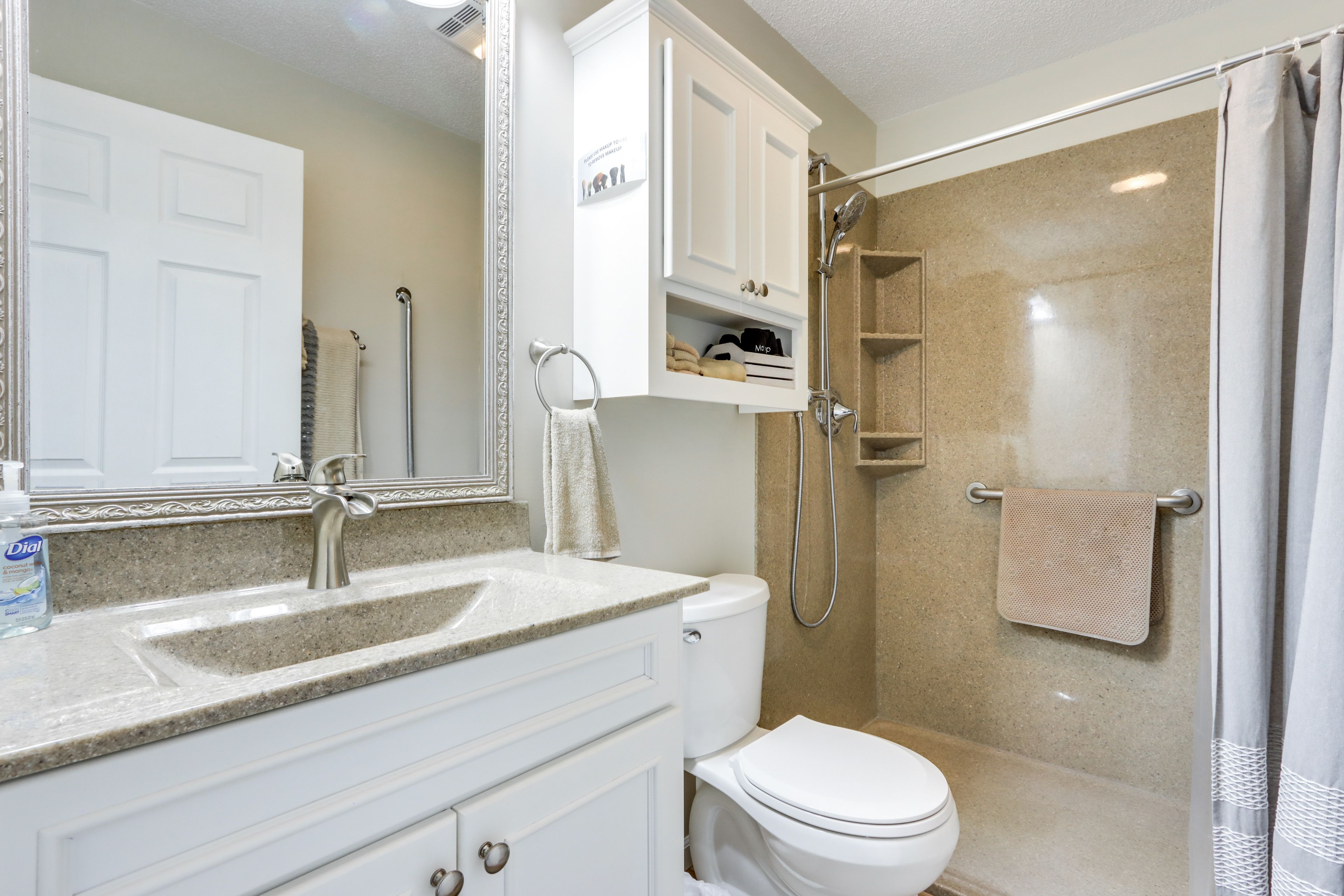 Full Bathroom | Towels Provided