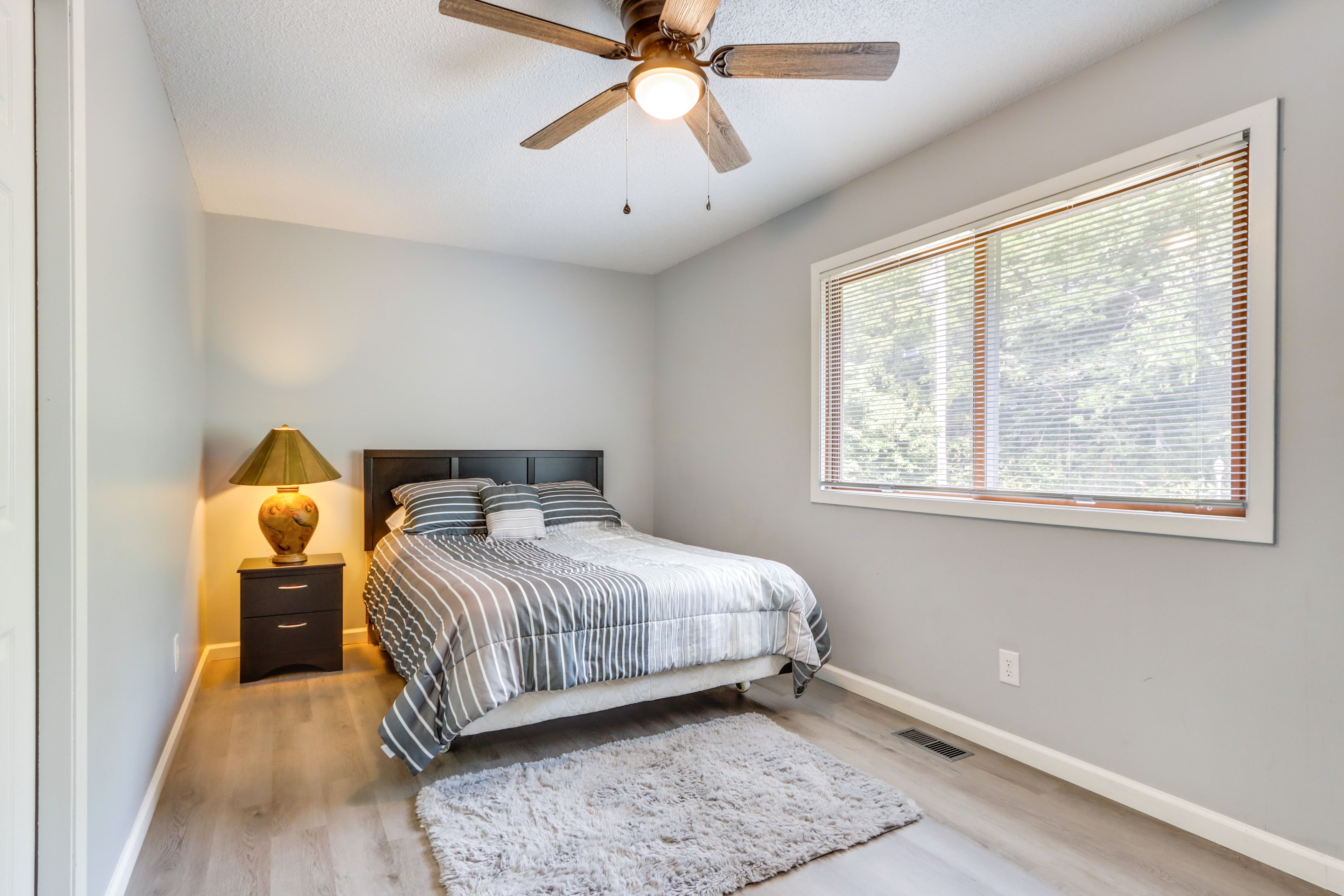 Bedroom 2 | Queen Bed | Smart TV | Hangers