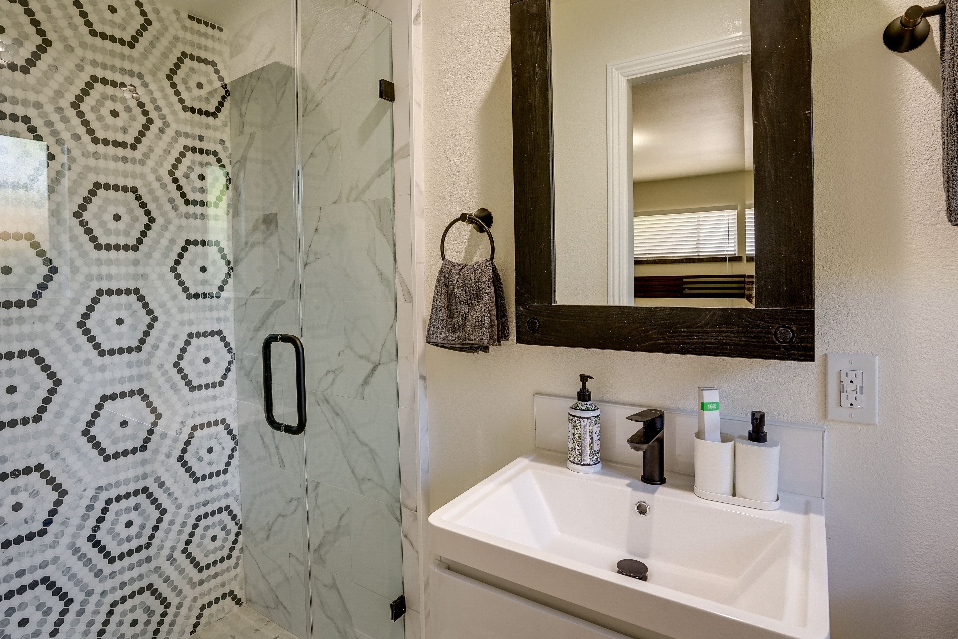Full Bathroom | Towels Provided | Complimentary Toiletries | Jetted Tub