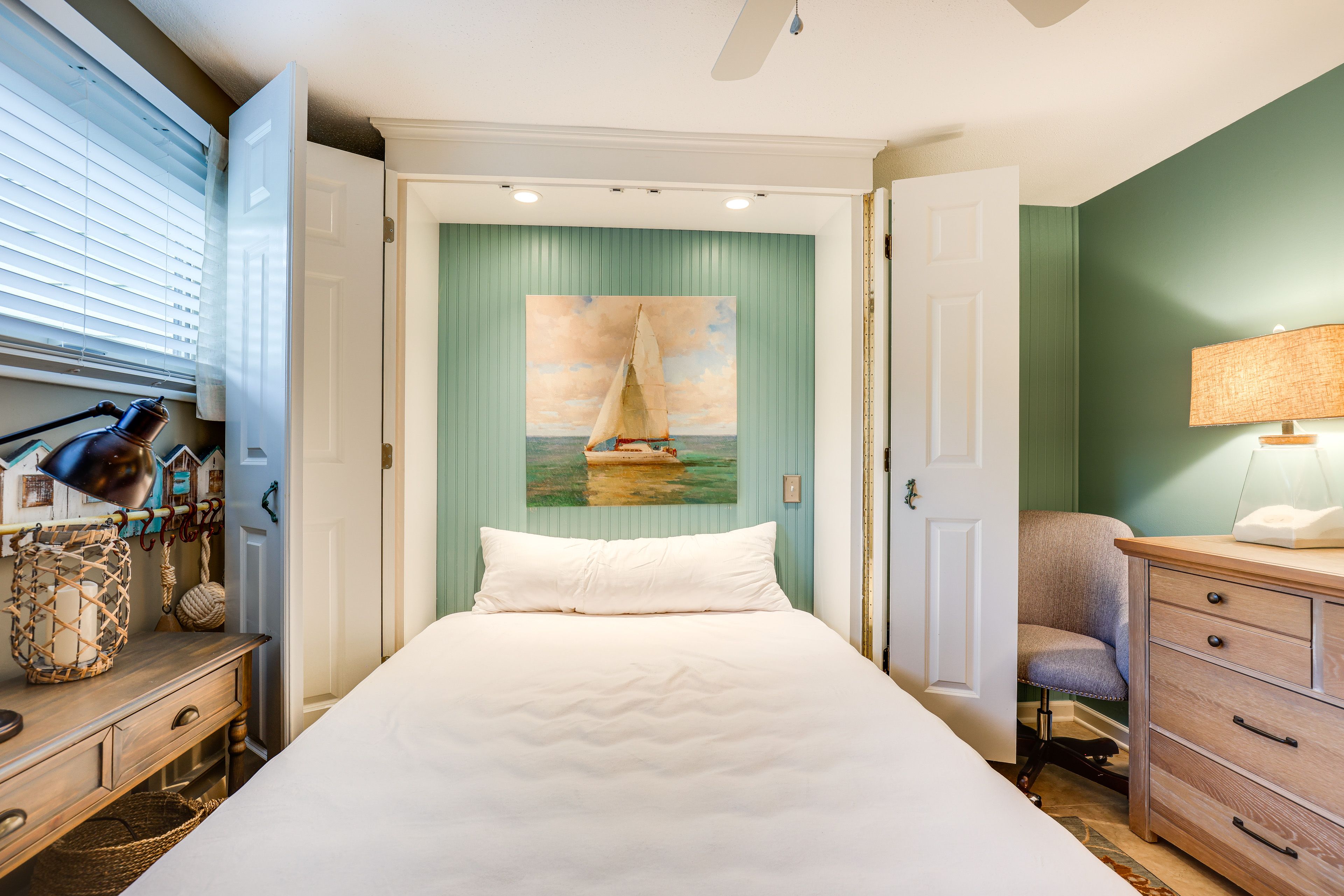 Bedroom | Queen Bed | Smart TV | Linens Provided