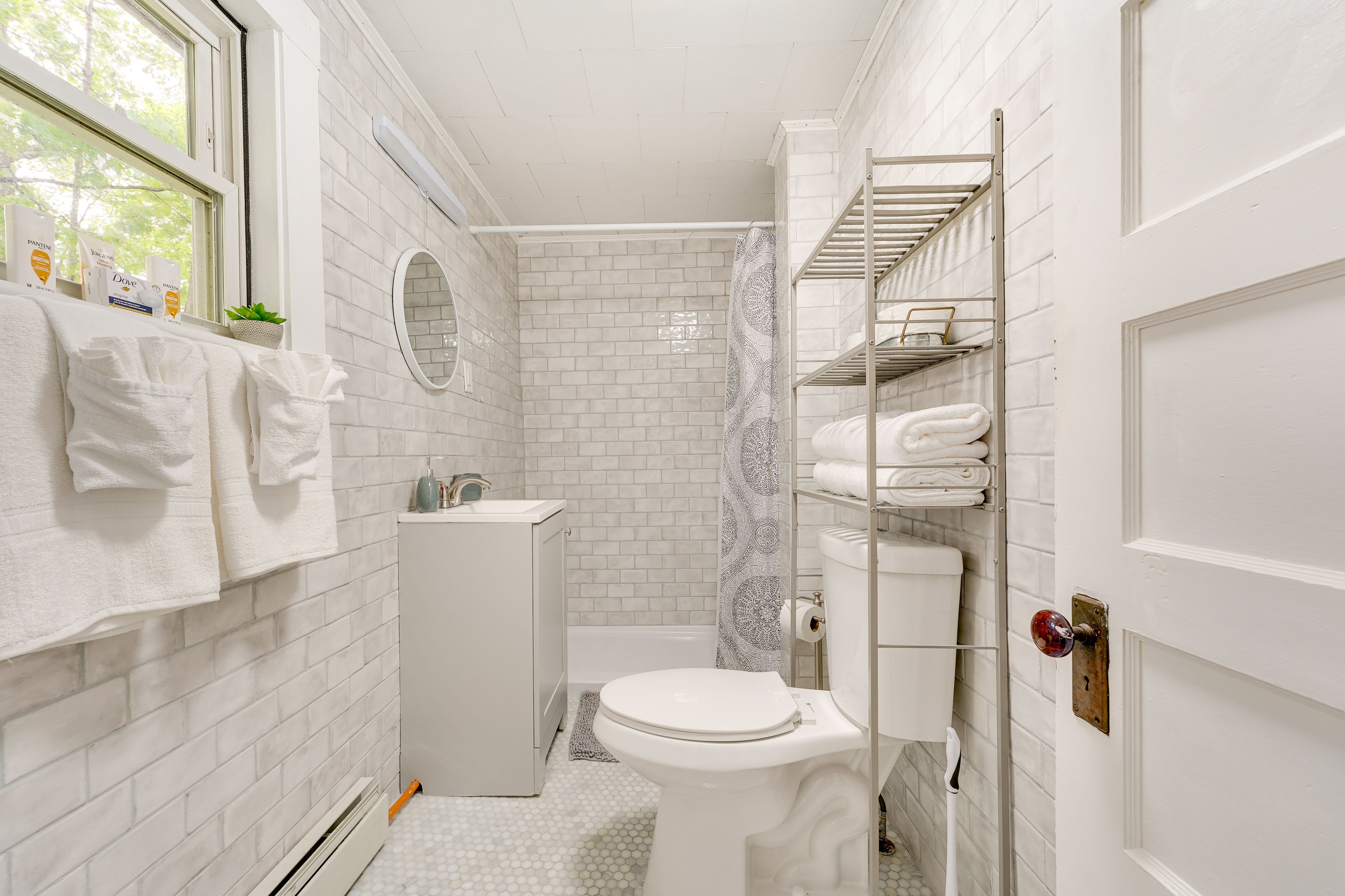 Full Bathroom | Complimentary Toiletries | Towels Provided