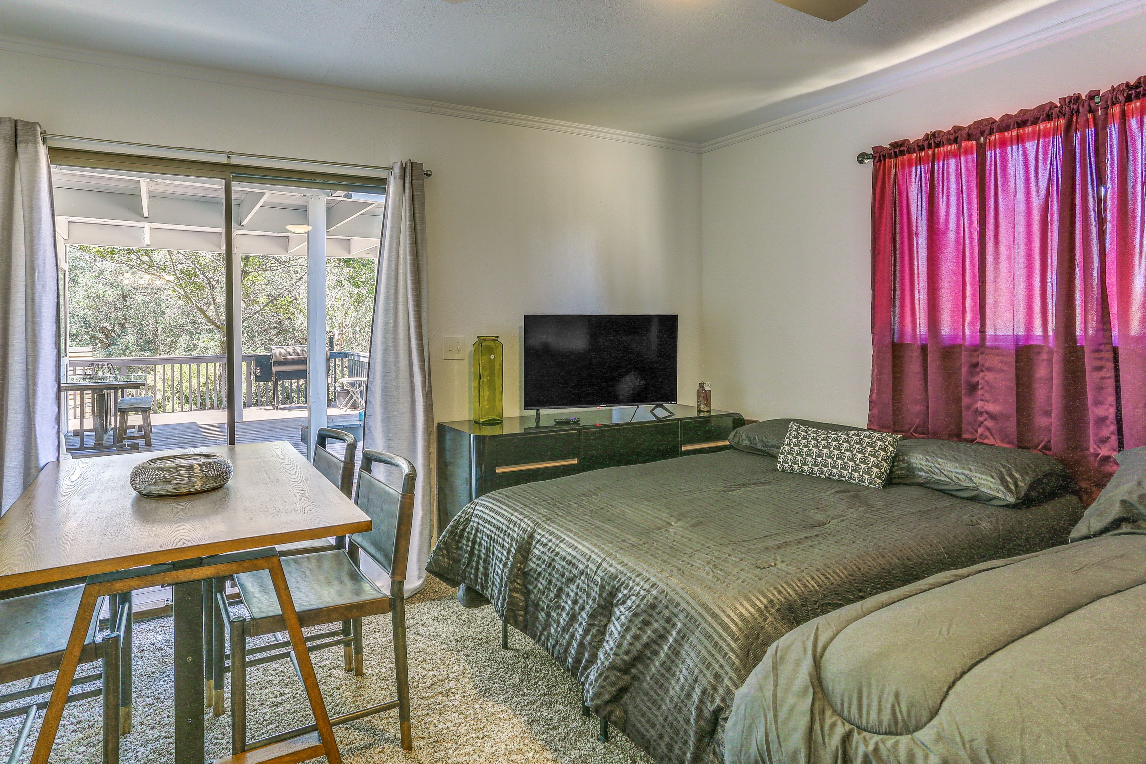 Bedroom 1 | Queen Bed | Full Bed | Smart TV | 1st Floor